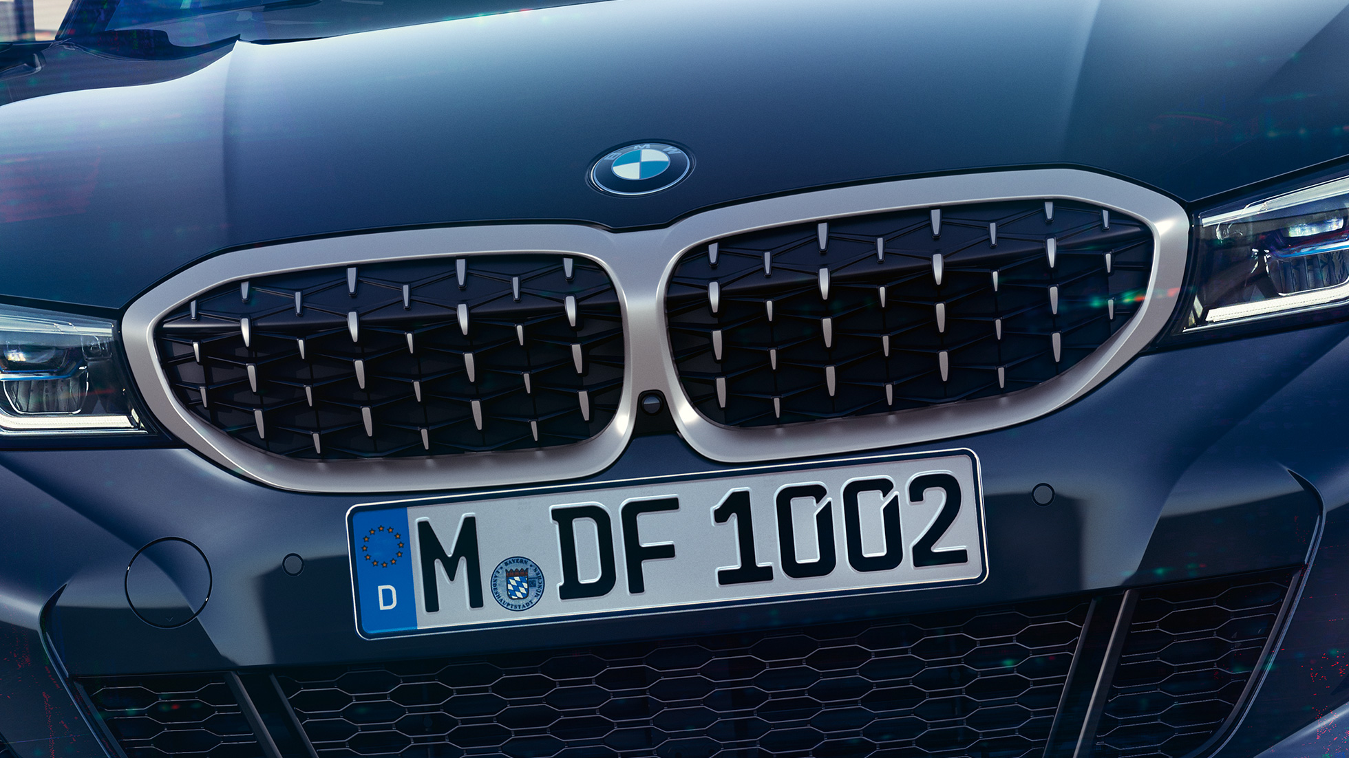 BMW Серија 3 Седан, BMW двојна полукружна маска. Преден крупен кадар на BMW двојната полукружна маска со мрежест дизајн на BMW Серија 3 Седан M340i xDrive.