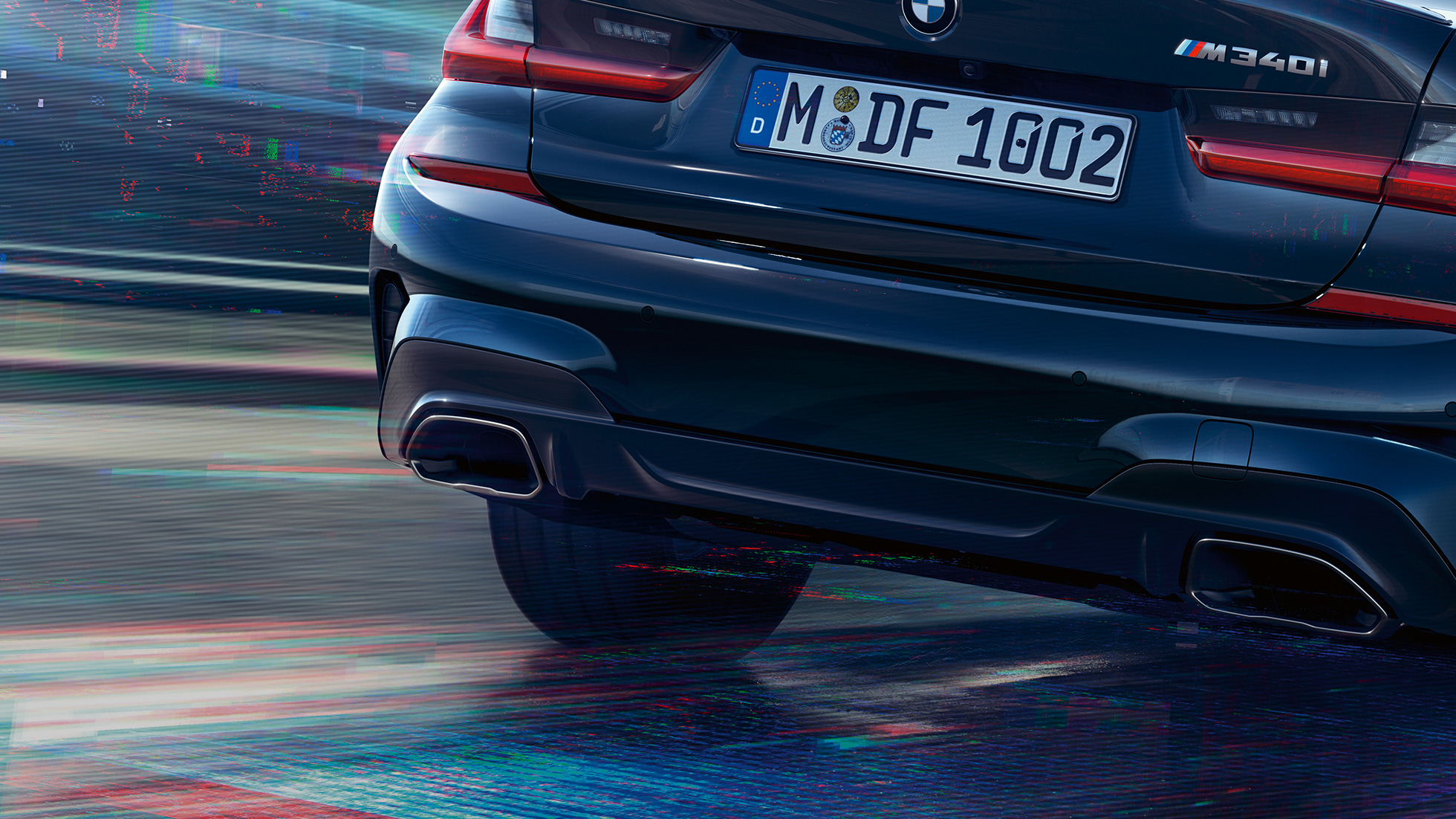 BMW Серија 3 Седан, M цевки за издувни гасови. Крупен кадар на задниот дел на BMW Серија 3 Седан со M специфични цевки за издувни гасови во Cerium grey металик боја.