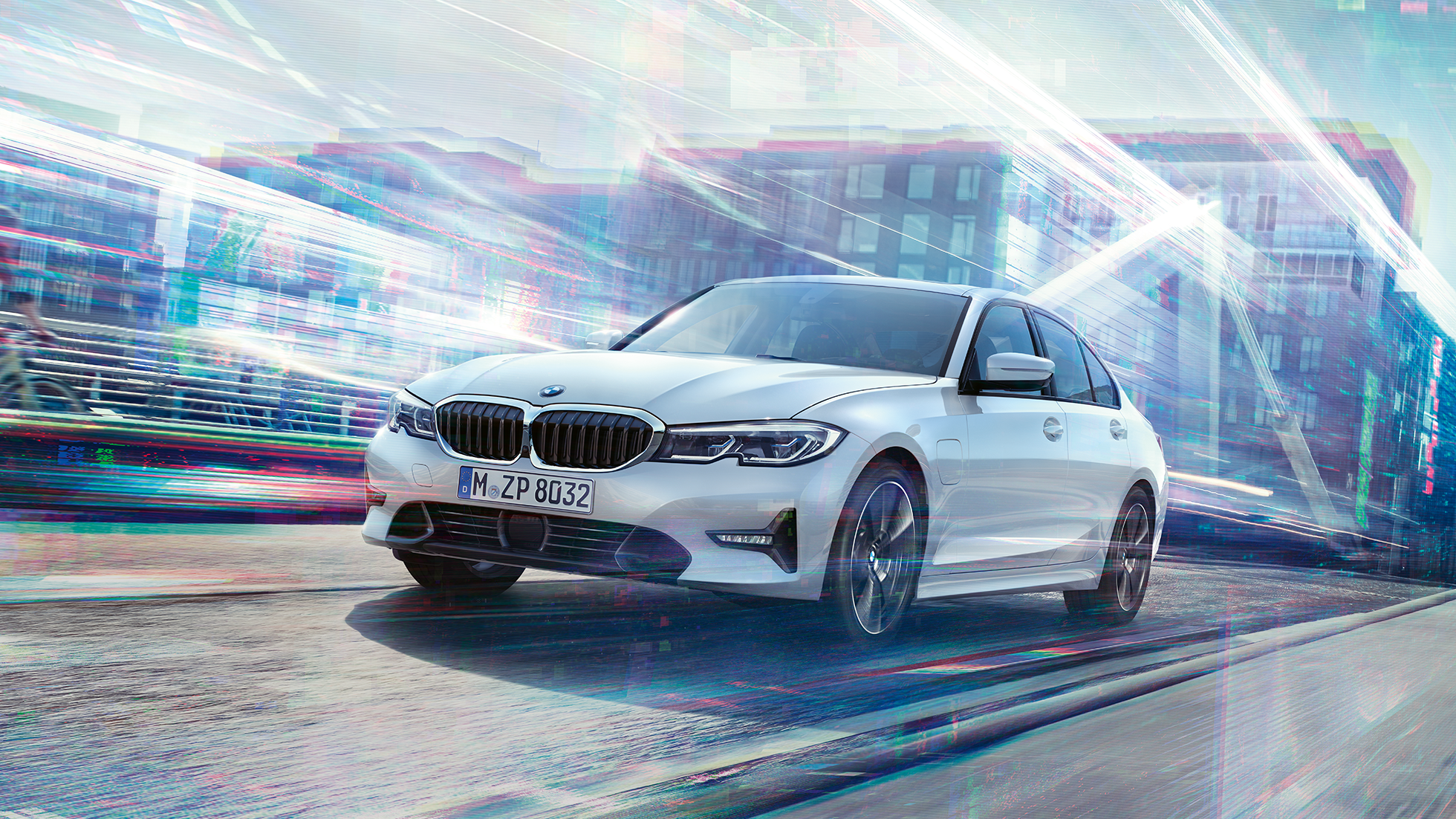 BMW Серија 3 Седан 330e во возење. BMW Серија 3 Седан 330e во возење наспроти урбана заднина.