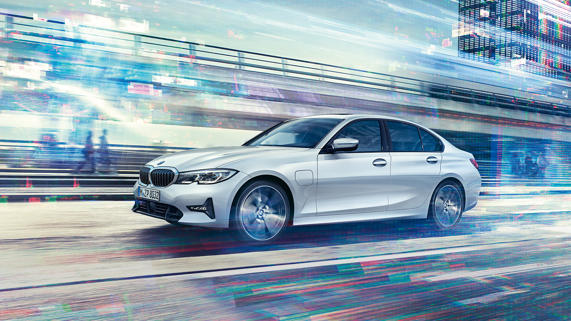 BMW Серија 3 Седан, страничен поглед на BMW Серија 3 Седан 330e во возење. Страничен поглед на BMW Серија 3 Седан 330e пред урбана заднина.