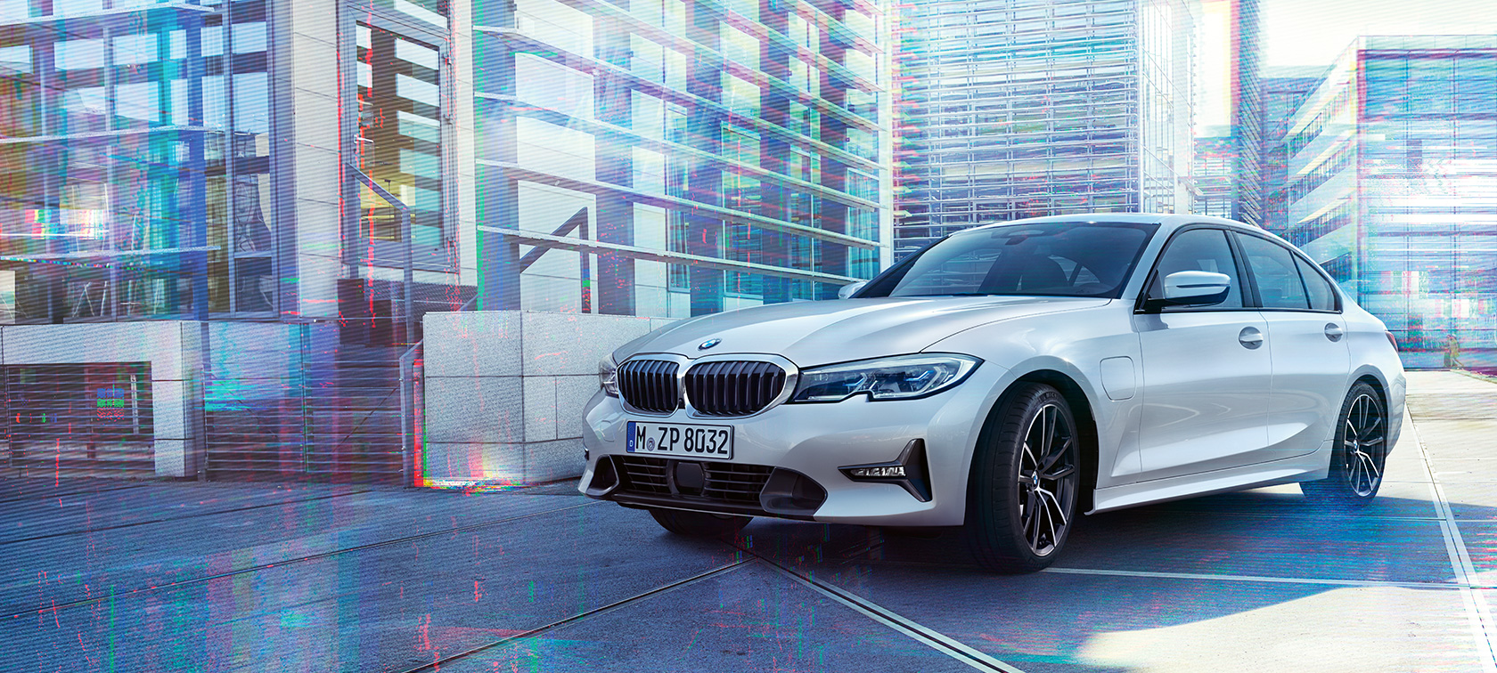 BMW Серија 3 Седан 330e Тричетвртински преден кадар на BMW Серија 3 Седан 330e наспроти урбана заднина.