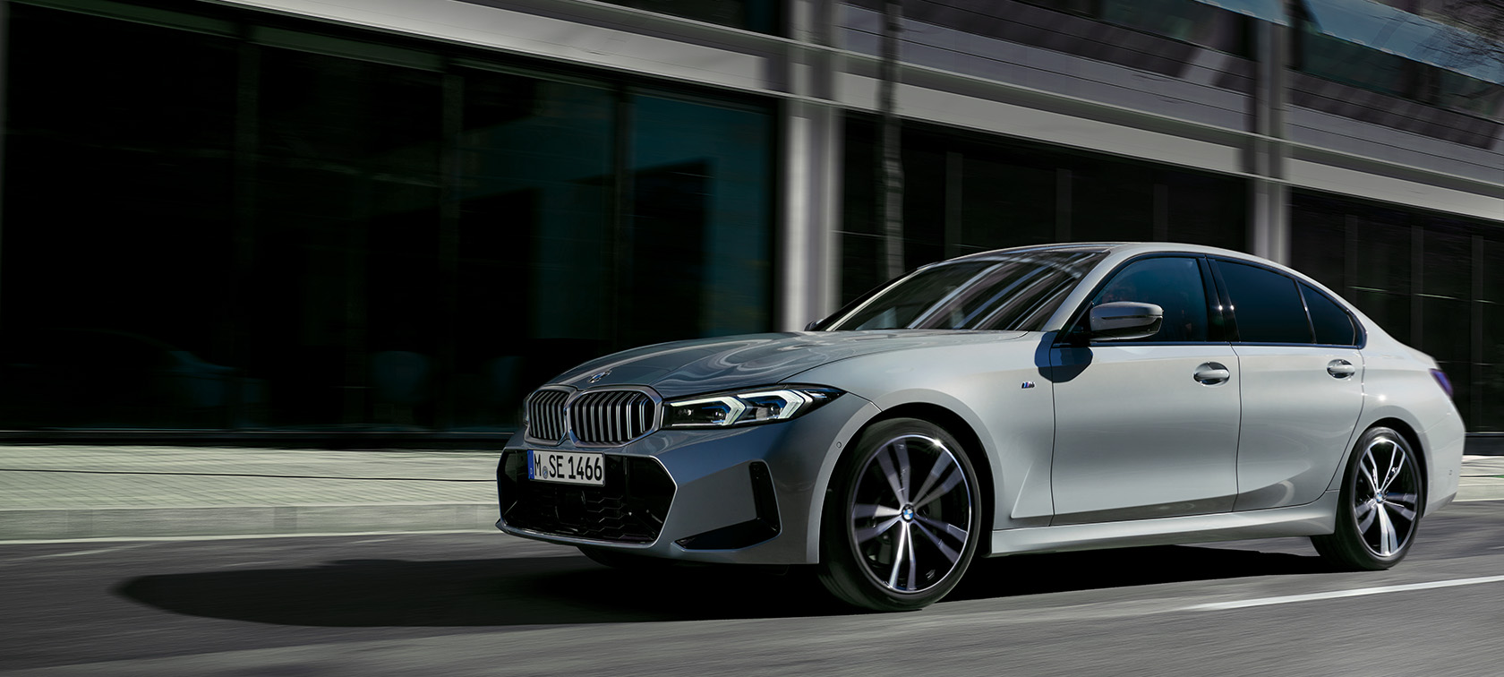 BMW Серија 3 Седан LCI G20 Brooklyn Grey сива боја страничен поглед стои пред ѕид