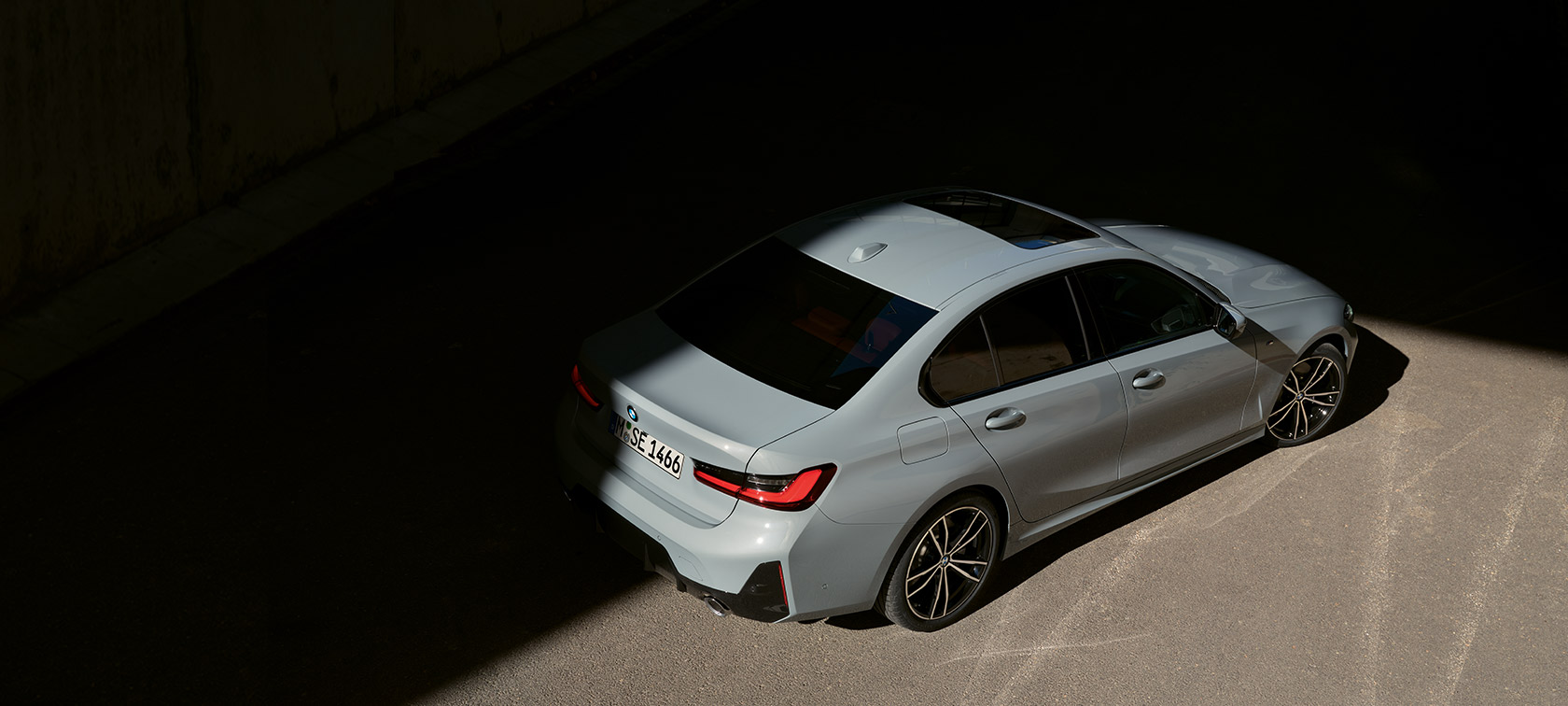 BMW Серија 3 Седан LCI G20 Brooklyn Grey тричетвртински поглед одзади додека стои од птичја перспектива BMW Серија 3 Седан LCI G20 тричетвртински поглед одзади додека стои од птичја перспектива