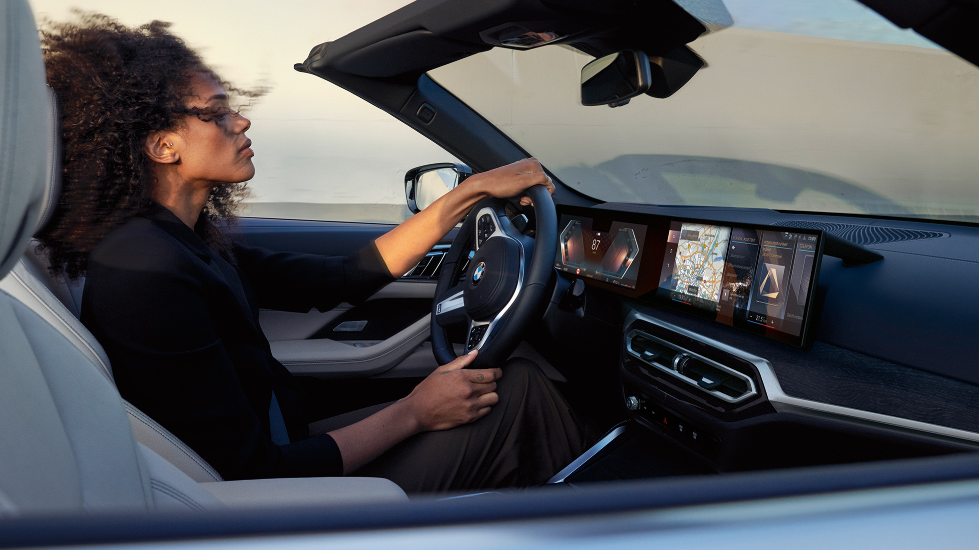 Кабина на BMW Серија 4 Кабриолет G23 BMW Серија 4 Кабриолет G23 2020 внатрешност со волан, инструмент табла и контролен екран