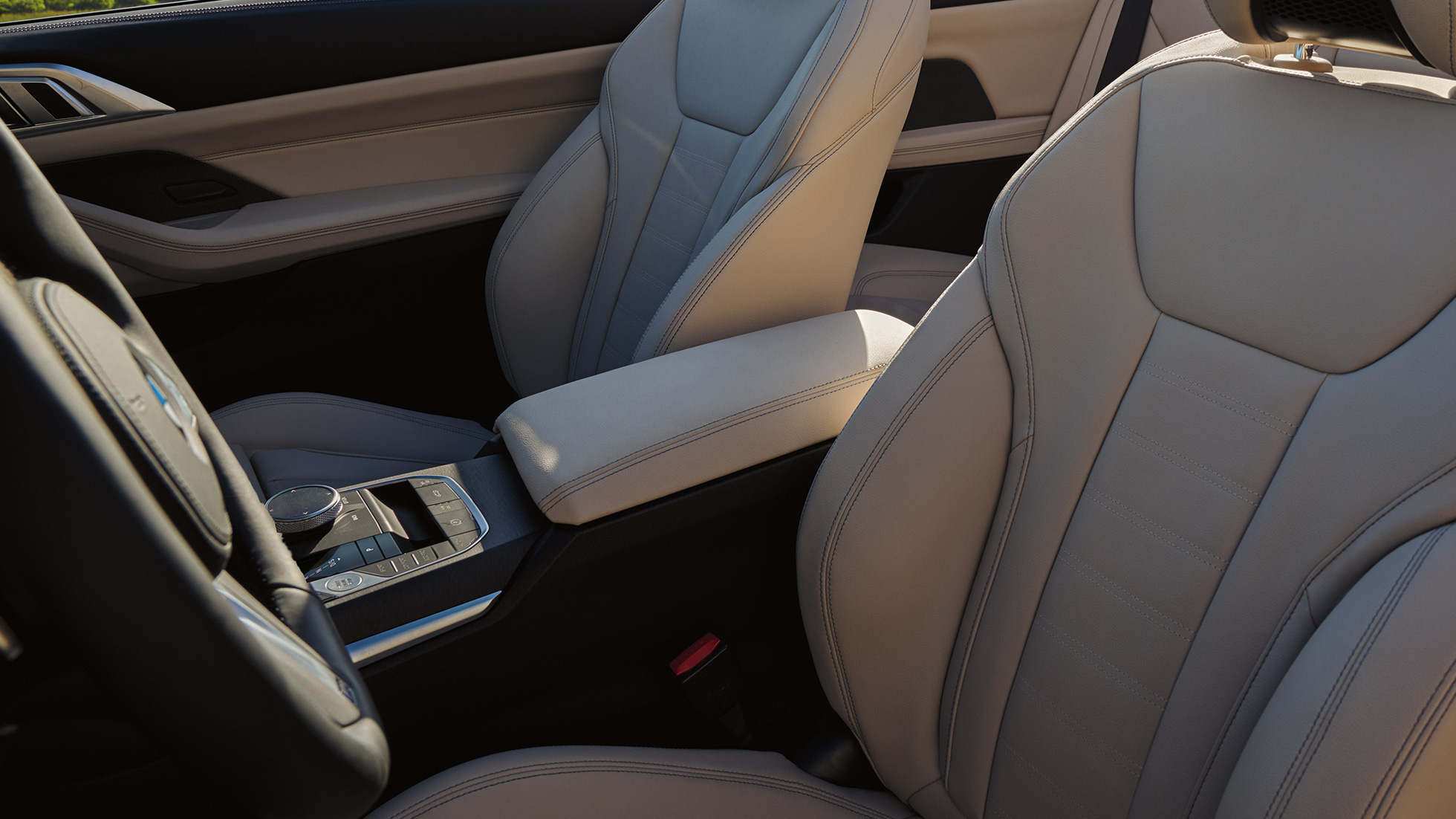 Централна конзола и седишта на BMW Серија 4 Кабриолет G23 BMW Серија 4 Кабриолет G23 2020 Sanremo зелена металик боја внатрешна централна конзола и седишта