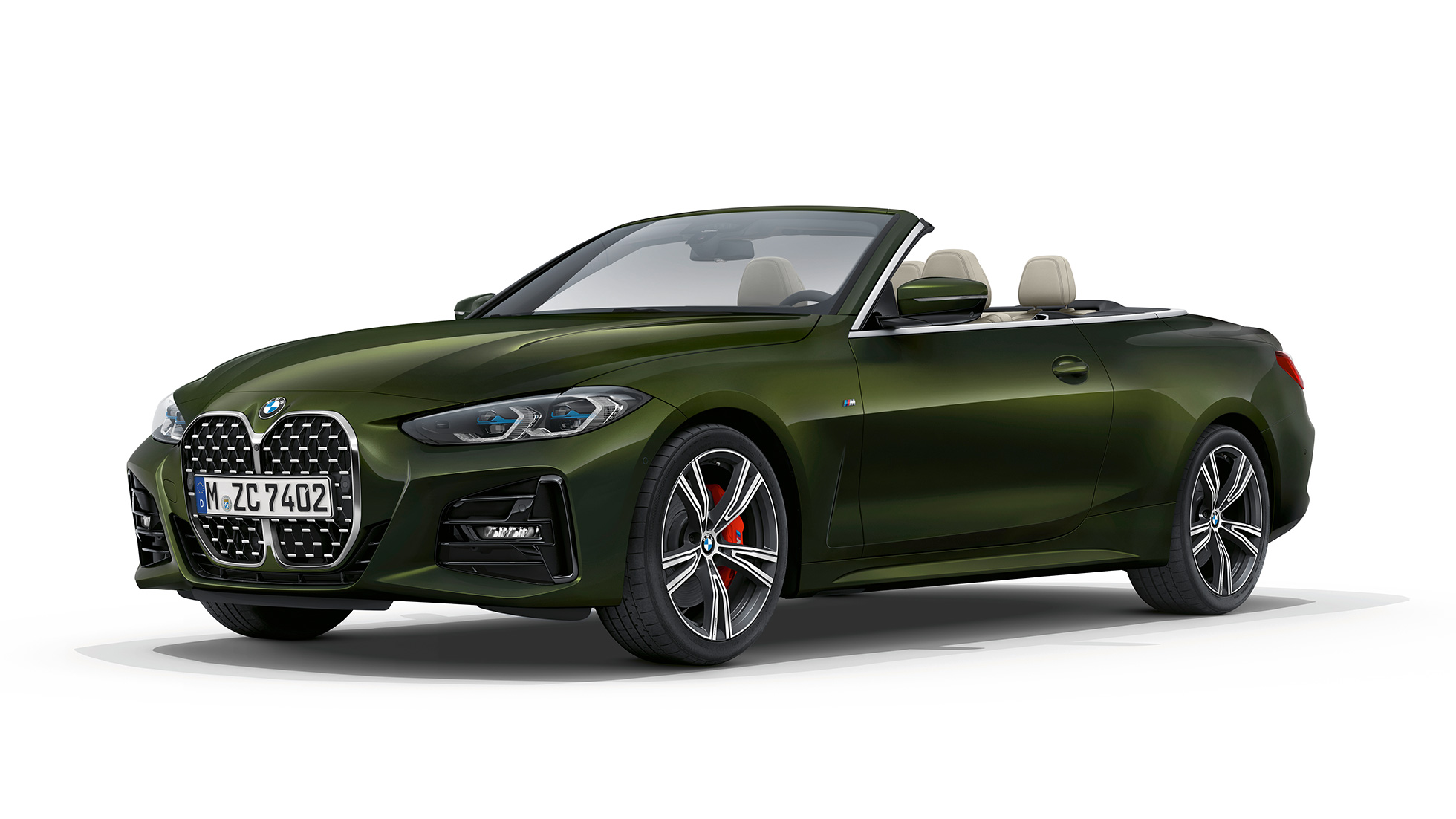 Тричетвртински преден кадар на BMW Серија 4 Кабриолет модел M Sport G23 2020 BMW Серија 4 Кабриолет G23 2020 модел M Sport Sanremo зелена металик боја тричетвртински преден кадар