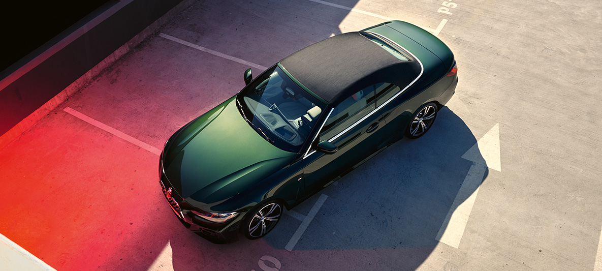 Меки подвижен покрив на BMW Серија 4 Кабриолет G23 2020 Поглед од птичја перспектива на мекиот подвижен покрив на BMW Серија 4 Кабриолет G23 2020 во Sanremo зелена металик боја