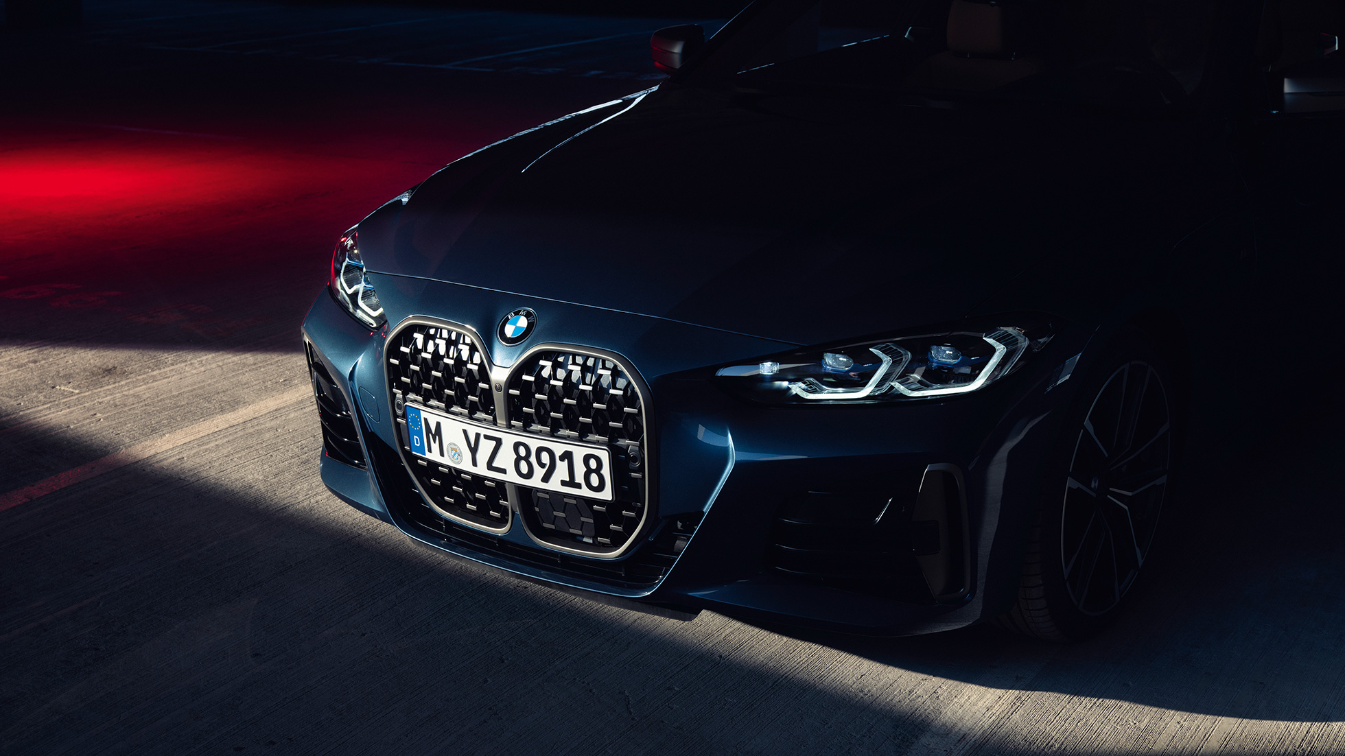 Поглед од напред двојна решетка BMW Серија 4 Coupé G22 2020 BMW Серија 4 Coupé G22 2020 Arctic Race Blue металик поглед од напред двојна решетка