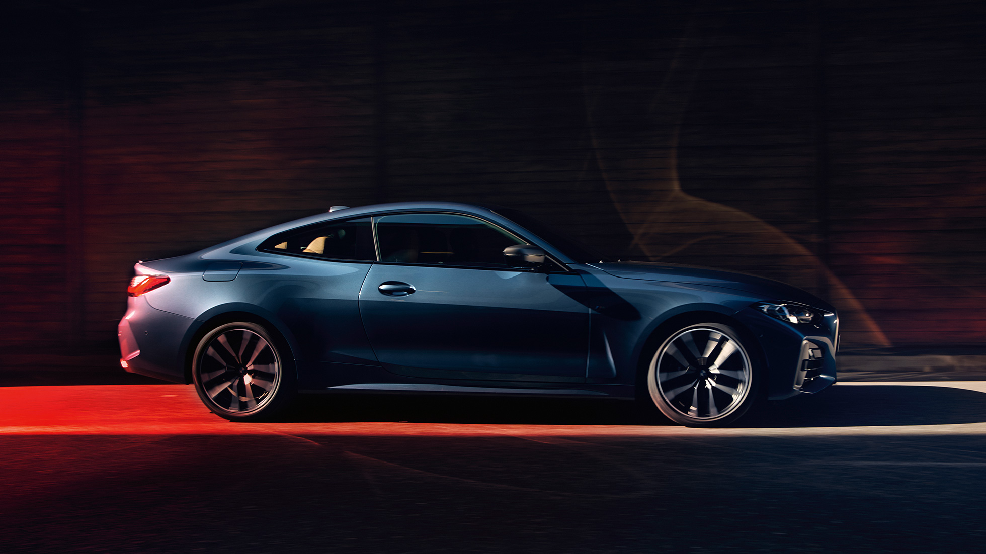 Side view BMW 4 Series Coupé G22 2020 ENJOY EVERY EDGE.