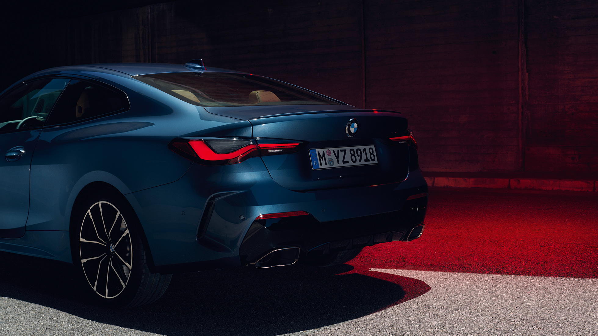 Three-quarter rear view tailpipes BMW 4 Series Coupé G22 2020 BMW 4 Series Coupé G22 2020 Arctic Race Blue металик три-четвртини поглед од позади издуви