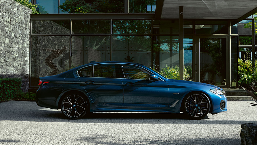 Надворешност BMW Серија 5 Седан G30 BMW Серија 5 Седан G30 Facelift 2020 Phytonic Blue сина боја паркиран