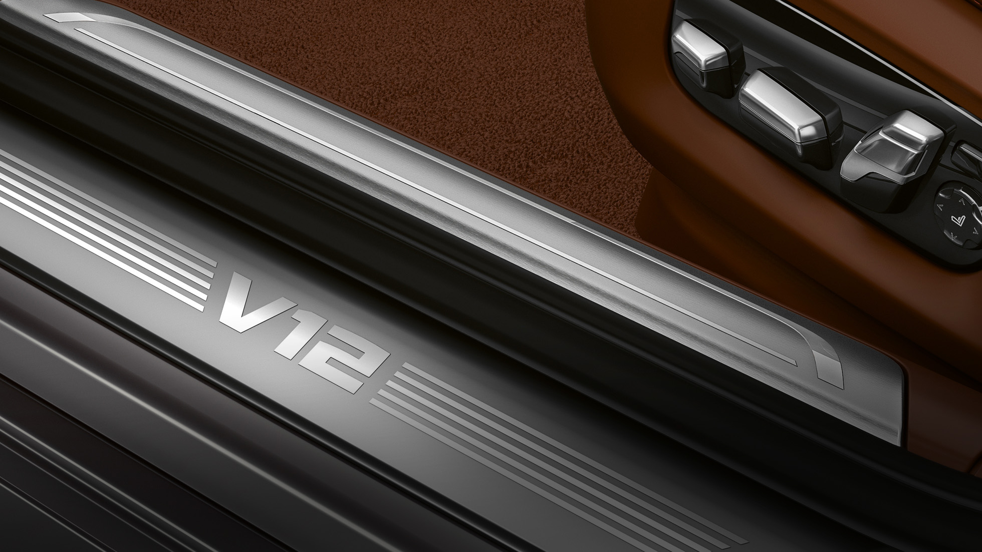 BMW праг со V12 ознака BMW M760Li xDrive: крупен кадар на прагот со V12 ознака