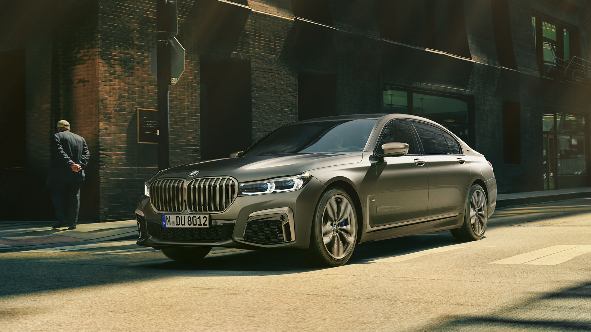 BMW M760Li xDrive во урбана средина BMW M760Li xDrive во страничен преден поглед на улица во урбана средина