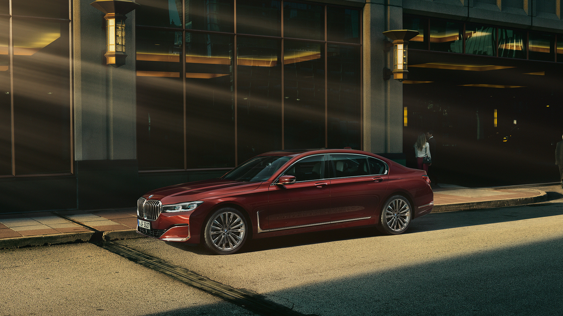 BMW Individual Серија 7 Седан, страничен поглед BMW Individual Серија 7 Седан во црвена боја пред урбана средина