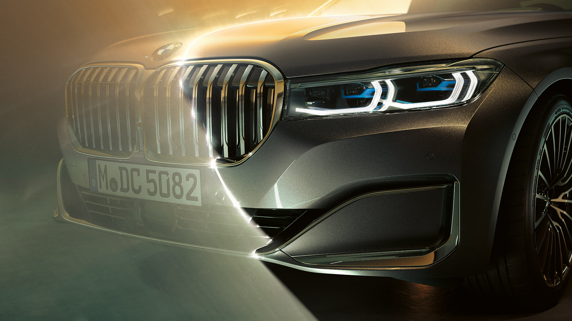 BMW Серија 7 Седан полукружна маска и ласерско светло BMW Серија 7 Седан: крупен кадар на предниот дел со голема полукружна маска и ласерско светло