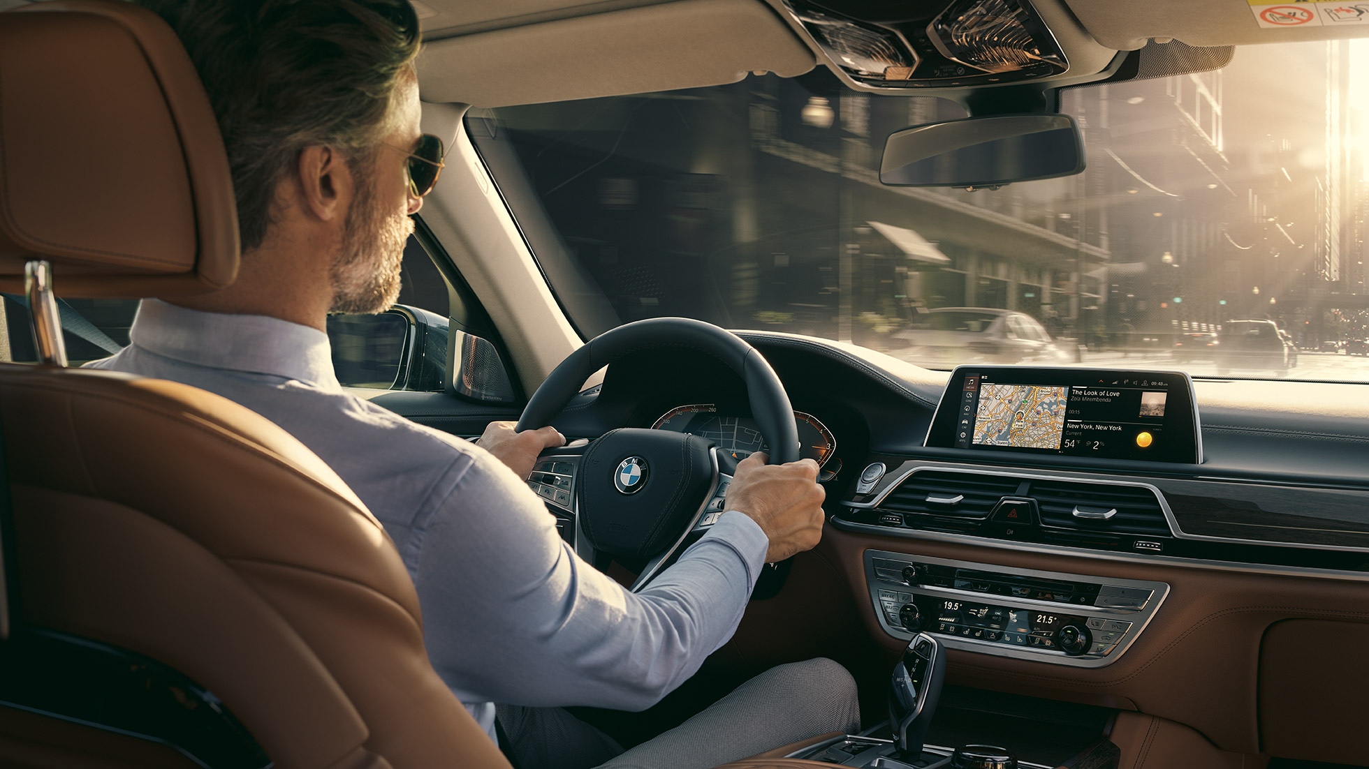 BMW Серија 7 Седан Connectivity елементи BMW Серија 7 Седан: човек седи во BMW и употребува Connectivity елементи