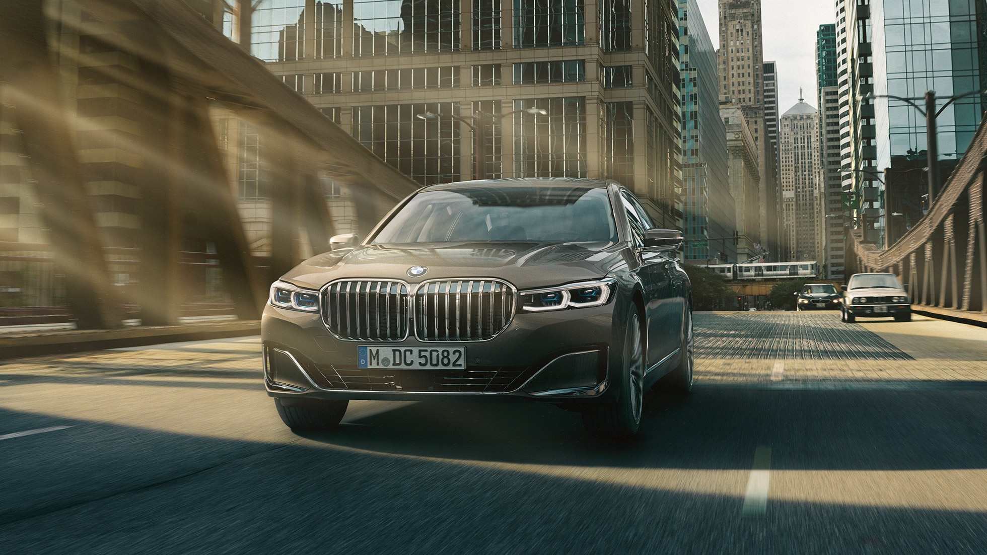 BMW Серија 7 Седан Системи за помош при возење Системи за помош при возење: BMW Серија 7 Седан вози во урбана средина