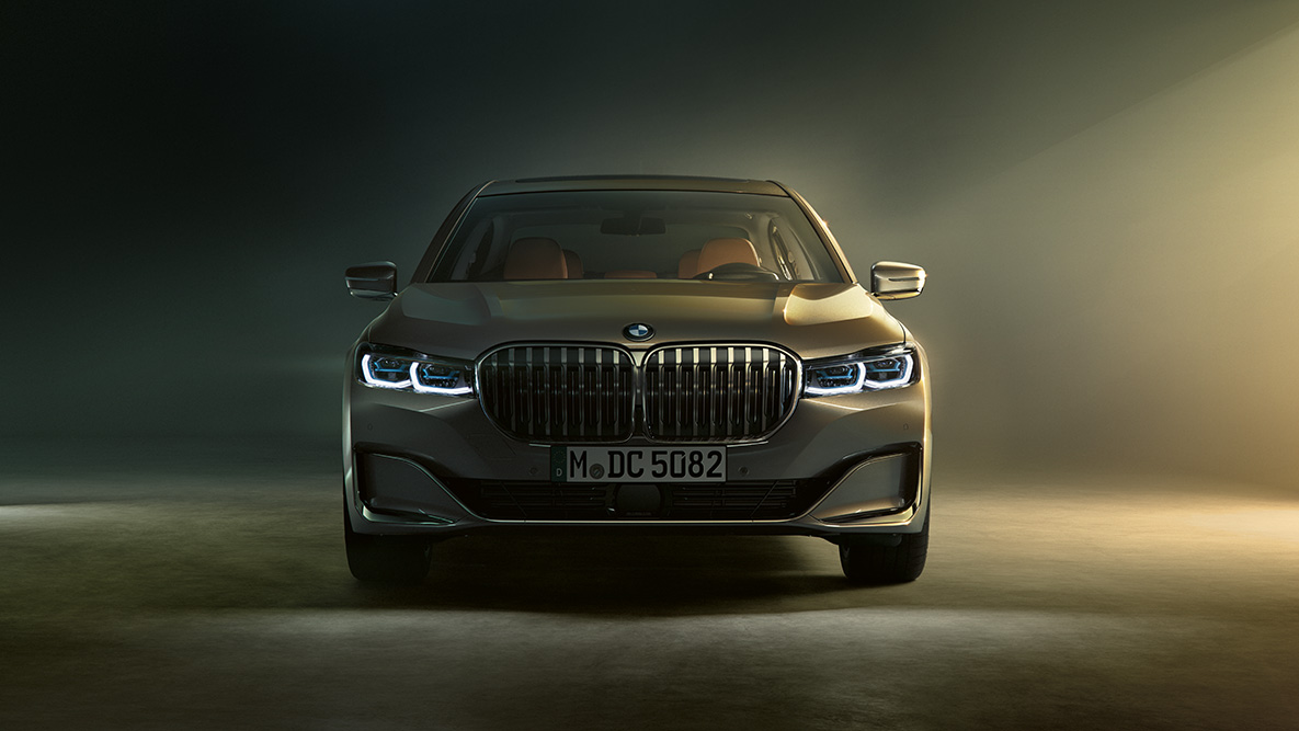 BMW Серија 7 Седан преден поглед BMW Серија 7 Седан: преден поглед во затемнето светло