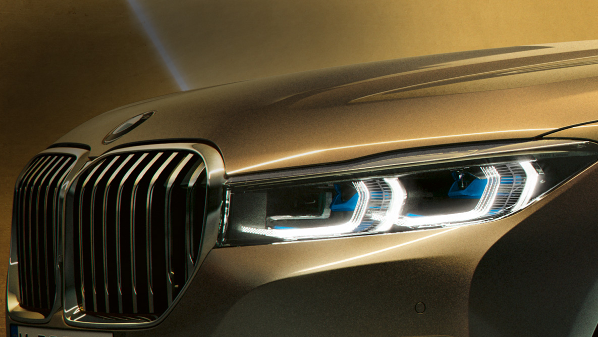 BMW Серија 7 Седан ласерски светла BMW Серија 7 Седан: крупен кадар на ласерски светла со сино-бели снопови