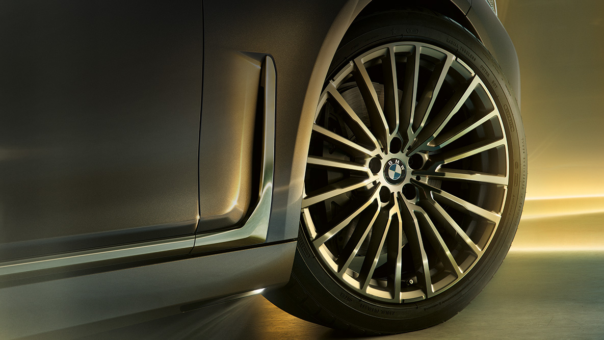 BMW Серија 7 Седан: тркала со дизајн со повеќе краци BMW Серија 7 Седан: крупен кадар на тркалата со дизајн со повеќе краци