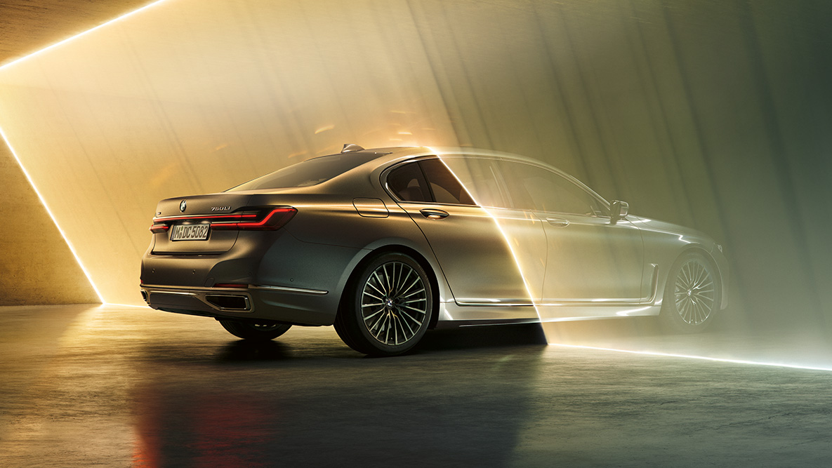 BMW Серија 7 Седан во Bernina Grey BMW Серија 7 Седан во Bernina Grey во тричетвртински преден кадар опкружен со сноп светлина