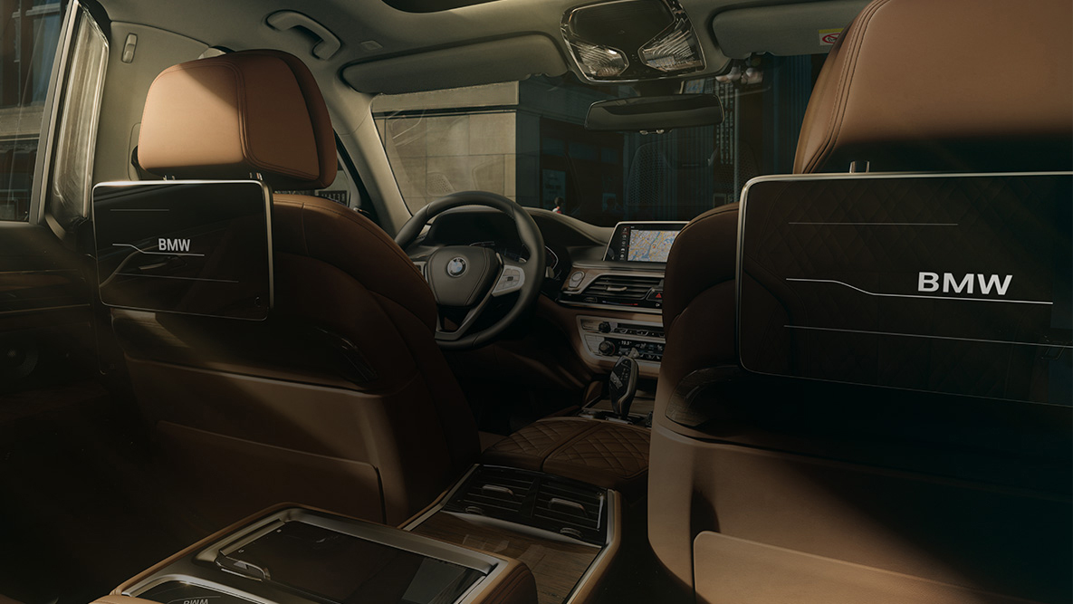 BMW Серија 7 Седан: Забава на задните седишта BMW Серија 7 Седан: поглед одзади кон системот за забава на задни седишта со HD екрани на допир