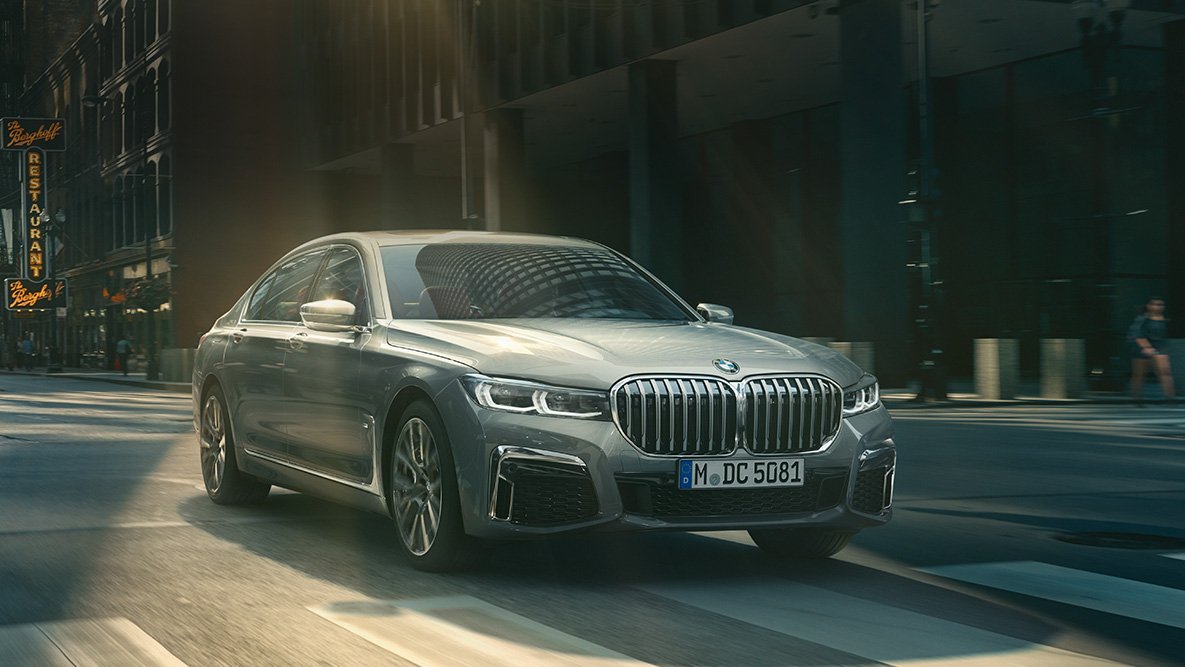 BMW Серија 7 Седан Driving Assistant Professional Driving Assistant Professional: тричетвртински преден поглед на BMW Серија 7 Седан во возење пред урбана средина