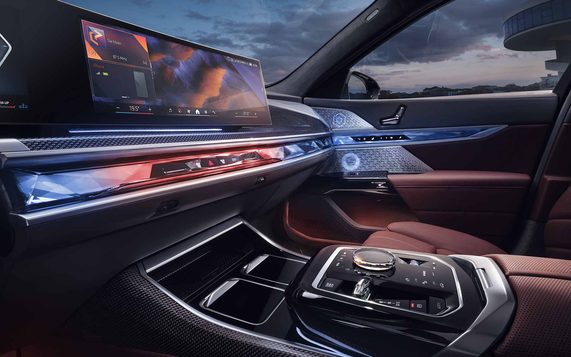 Внатрешен преден поглед BMW Серија 7 Седан G70 ICE 740i M спорт пакет BMW Серија 7 Седан G70 ICE 740i M спорт пакет внатрешен поглед внатрешен поглед однапред стаклена апликација CraftedClarity и Curved Display