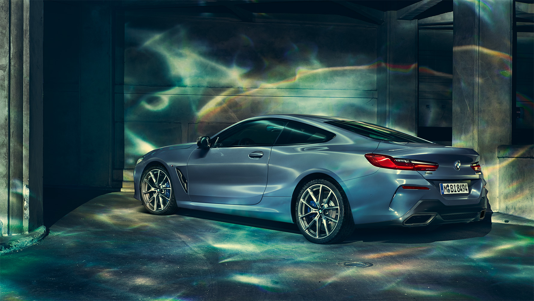 BMW Серија 8 Coupé, тричетвртински заден кадар Тричетвртински заден кадар на BMW Серија 8 Coupé ноќе пред урбана средина
