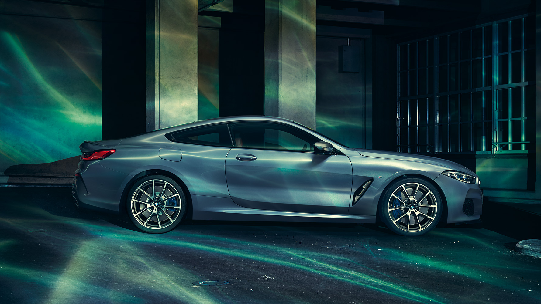 BMW 8 Серија, страничен поглед Замрзнат страничен кадар на BMW Серија 8 Coupé во урбана средина