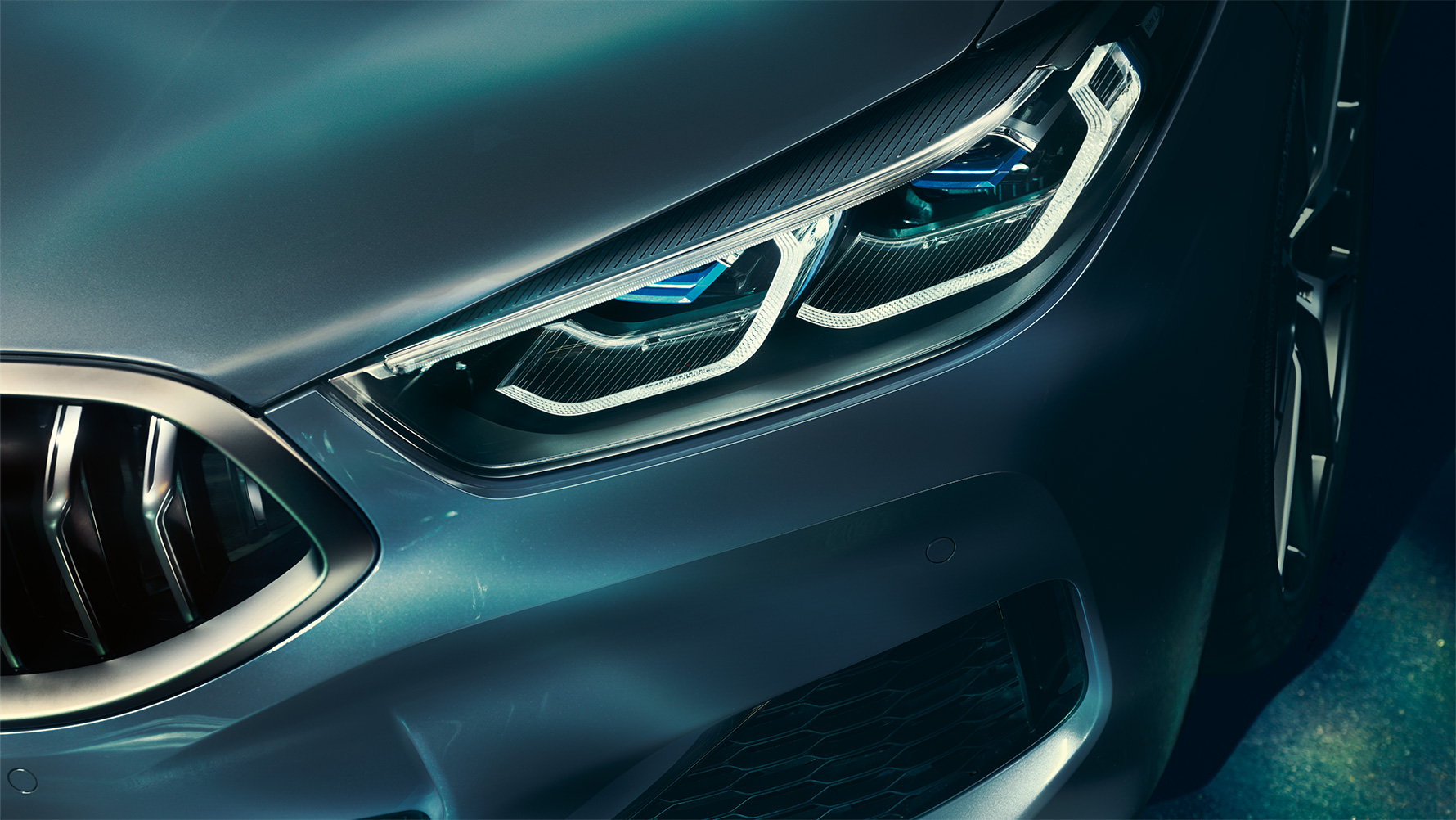BMW Серија 8, ласерско светло Крупен кадар на ласерско светло на предниот дел на BMW Серија 8 Coupé