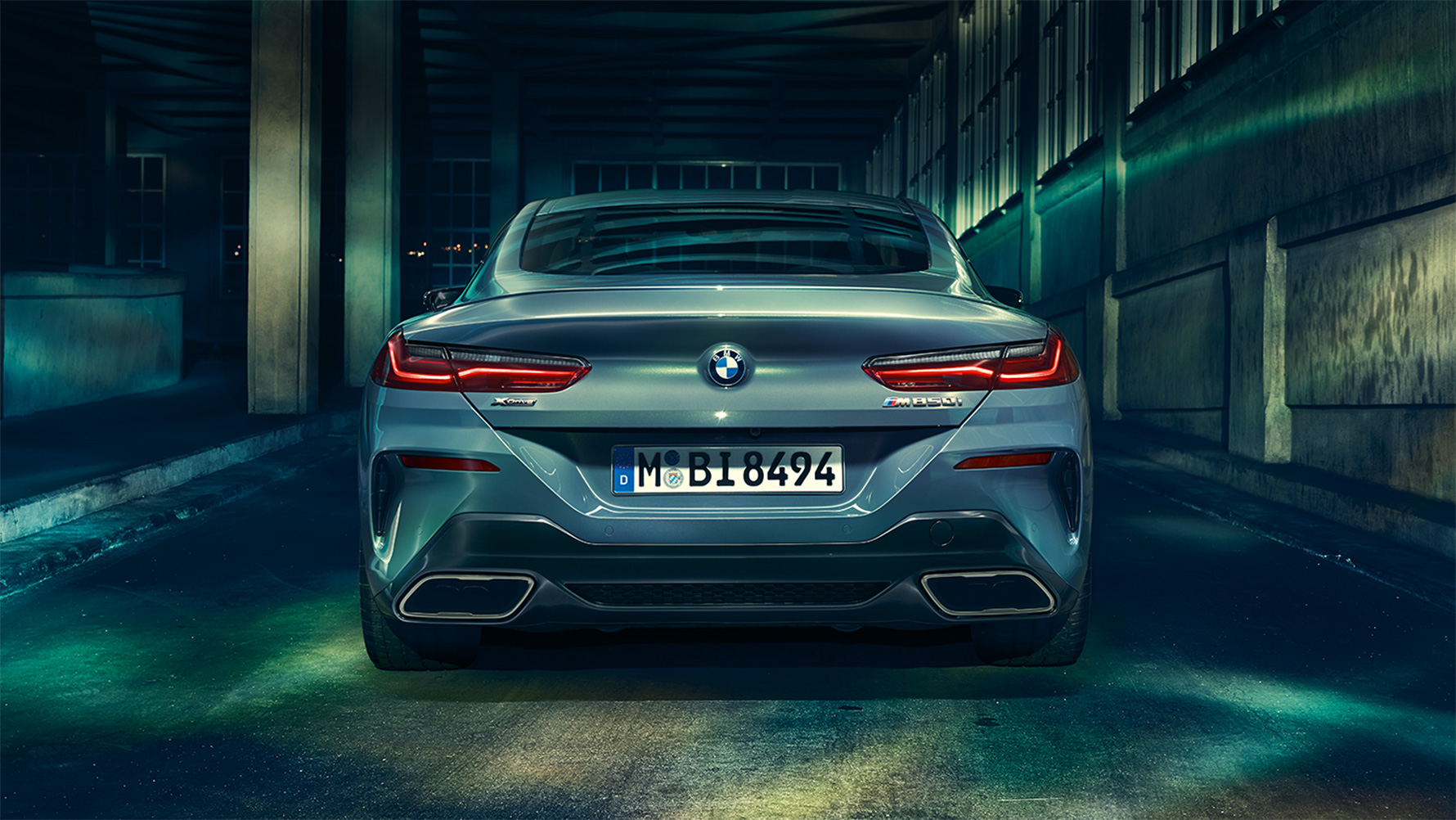 BMW Серија 8 Coupé, поглед одзади Поглед одзади на BMW Серија 8 Coupé ноќе во урбана средина