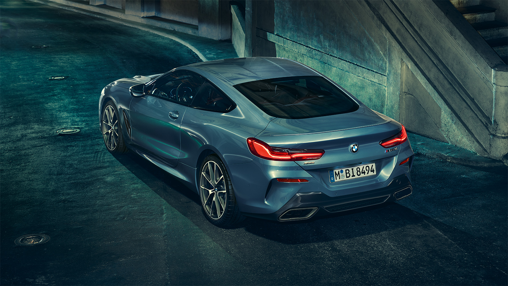 BMW Серија 8 Coupé, тричетвртински кадар одзади Тричетвртински кадар одзади на BMW Серија 8 Coupé од птичја перспектива
