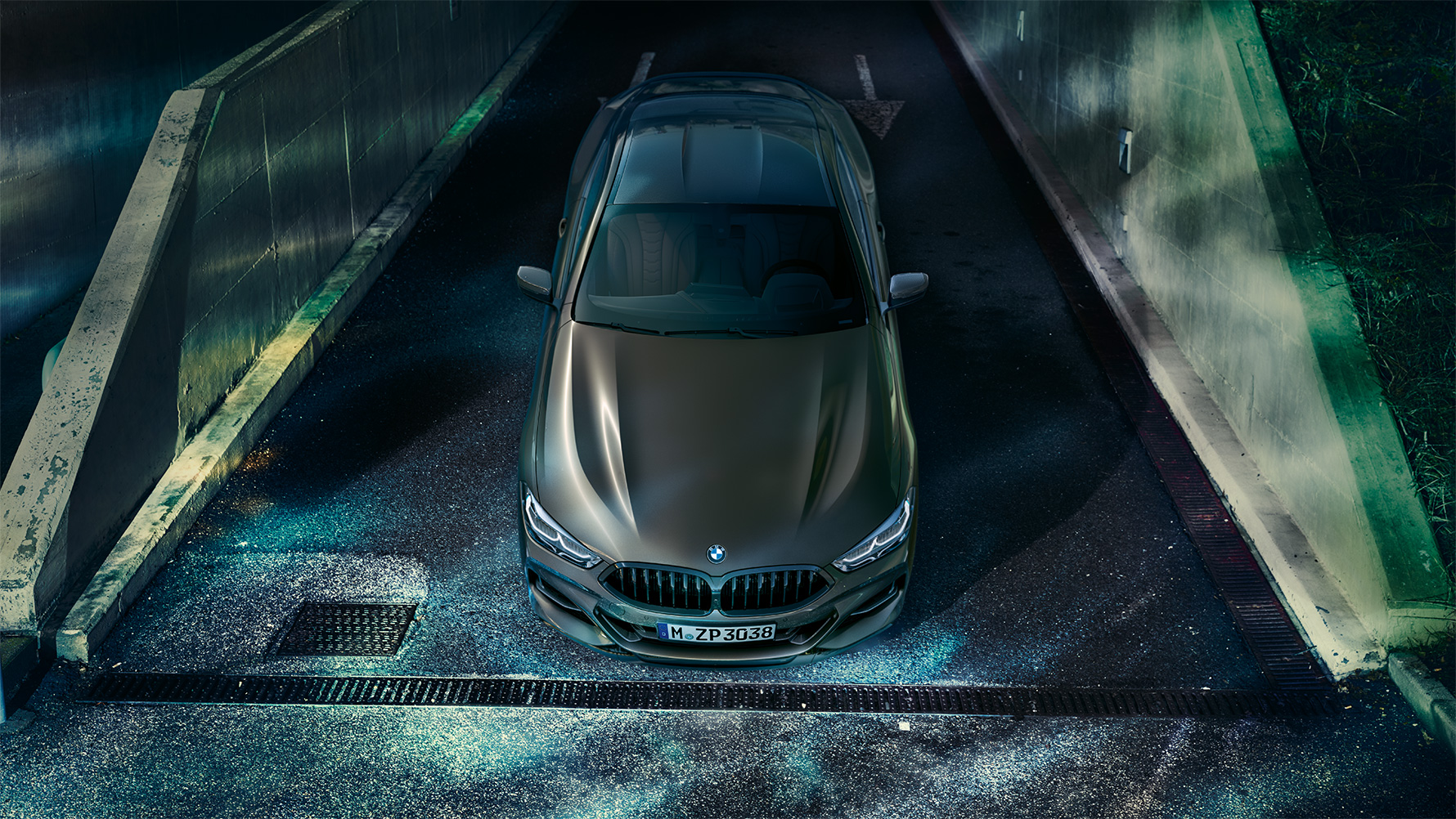 Преден замрзнат кадар на BMW Серија 8 Coupé со BMW Individual опрема ноќе во урбана средина. Преден замрзнат кадар на BMW Серија 8 Coupé со BMW Individual опрема ноќе во урбана средина.