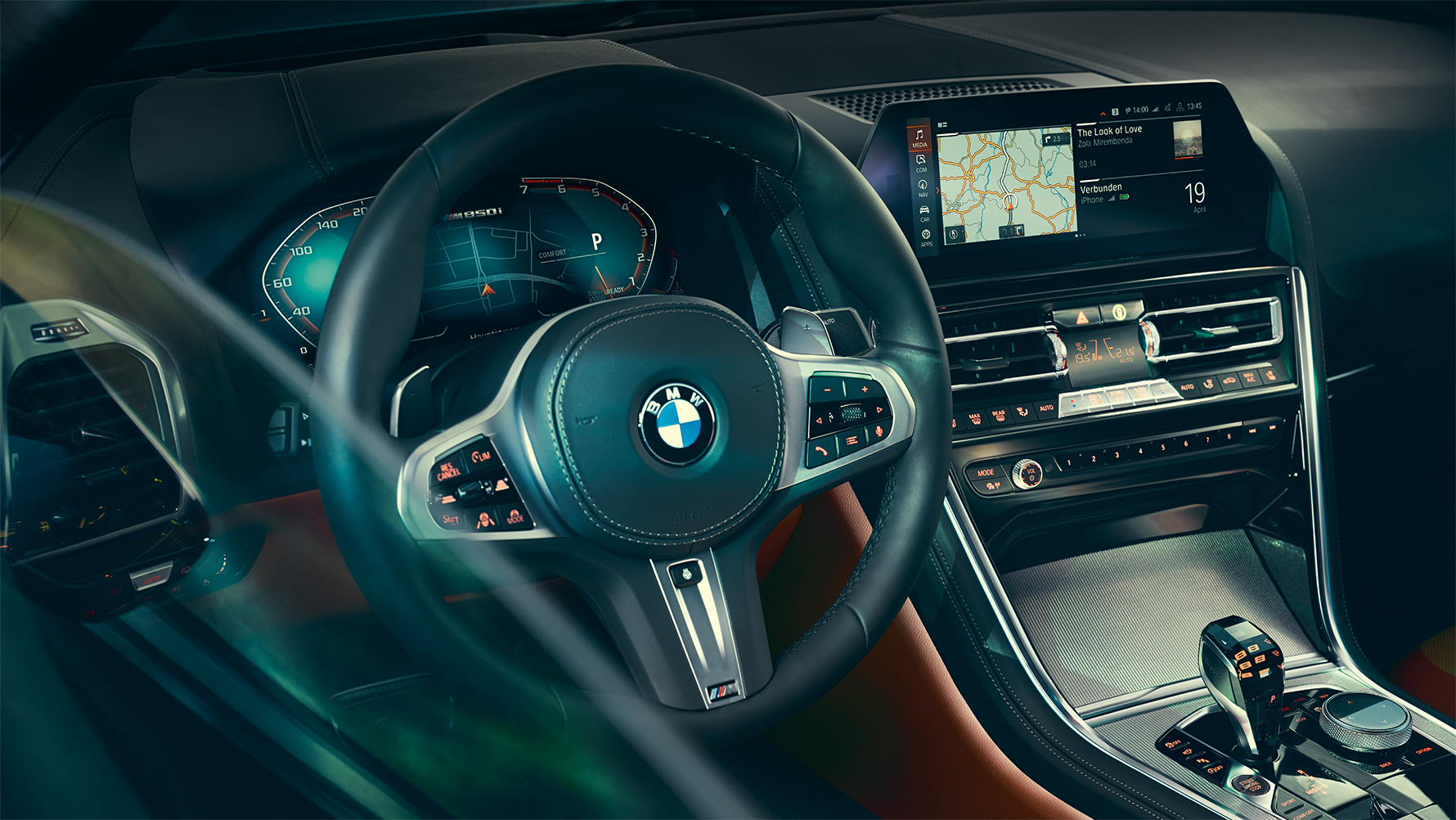 BMW Серија 8 Coupé, возачка кабина Крупен кадар на внатрешноста на BMW Серија 8 Coupé со фокус врз воланот