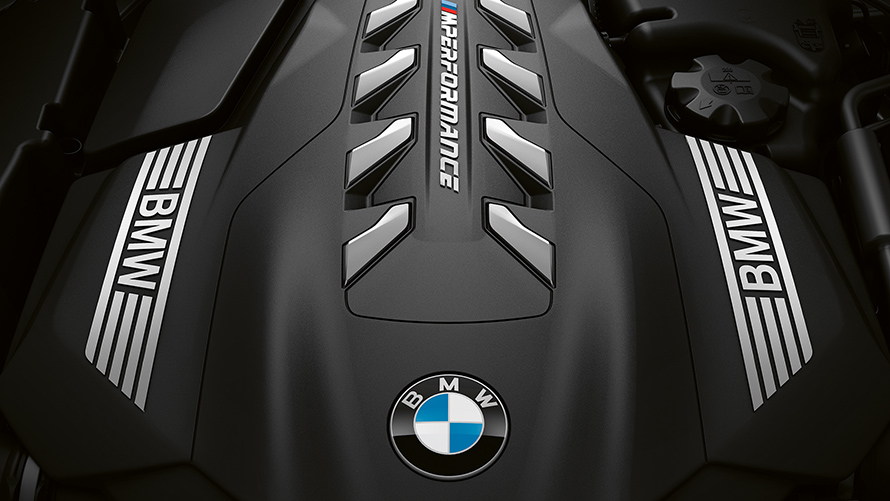 Крупен кадар на V8 TwinTurbo бензински мотор во  BMW Серија 8 Coupé.