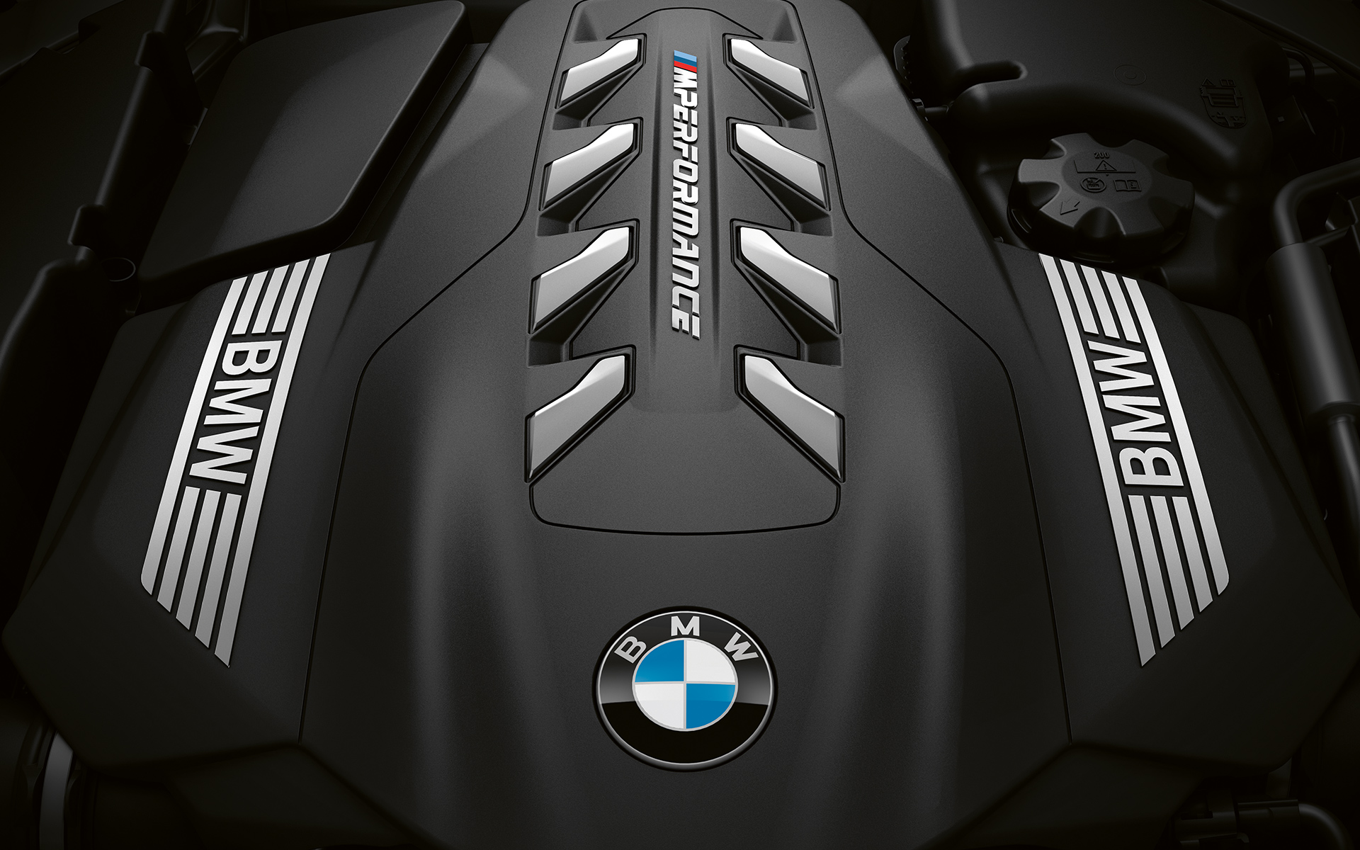 Крупен кадар на V8 TwinTurbo бензински мотор во BMW Серија 8 Coupé.