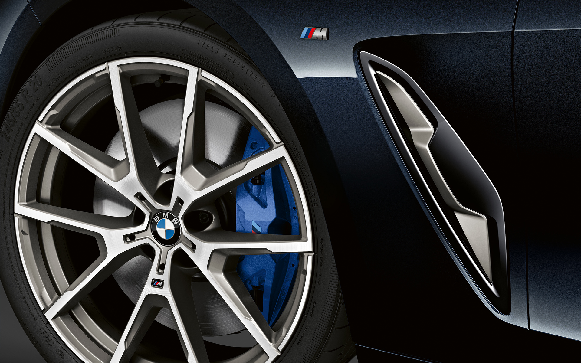 Крупен кадар на тркало од лесна легура на BMW Серија 8 Coupé