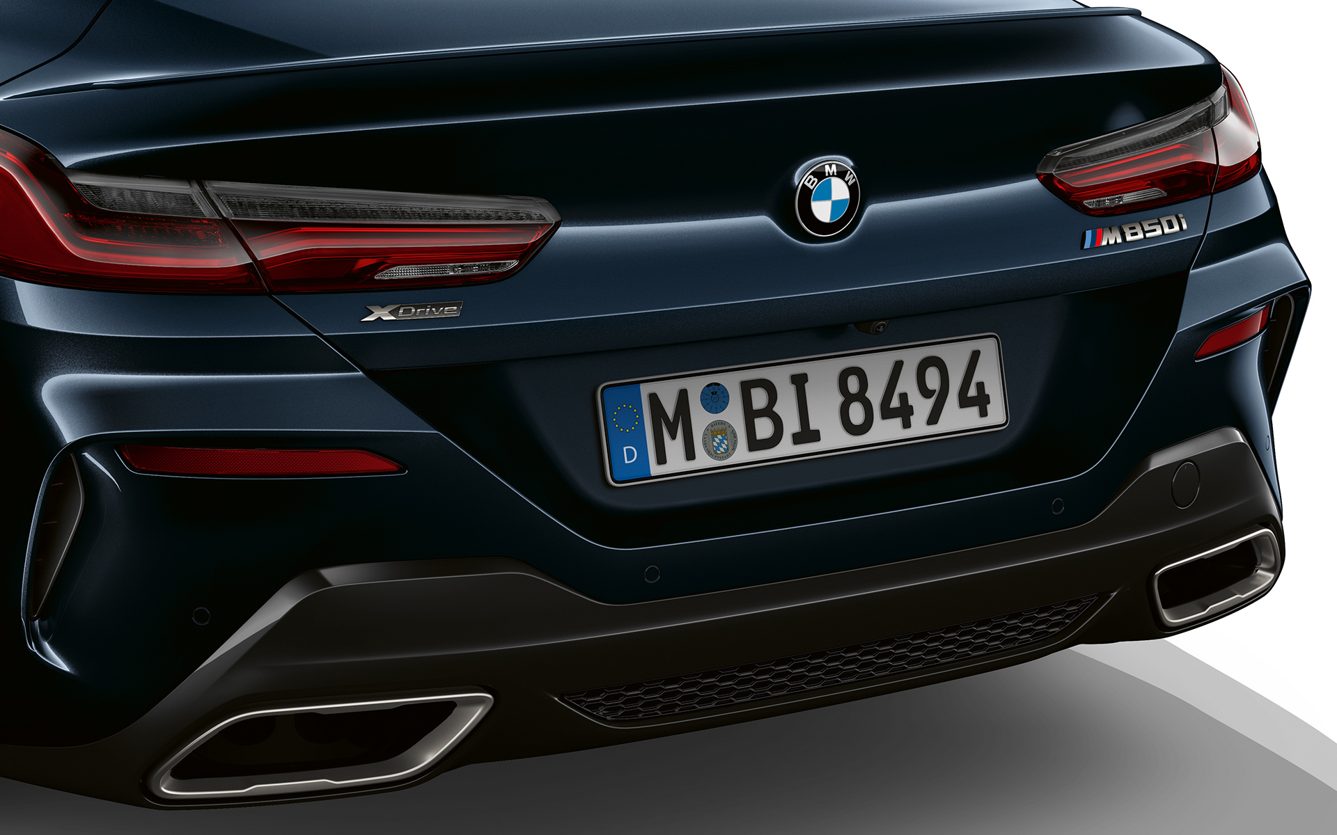 Поглед одзади на BMW M850i xDrive.