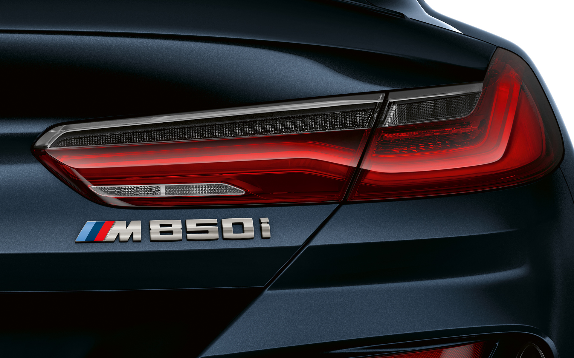 Крупен кадар на M850i амблемот на задниот дел. 