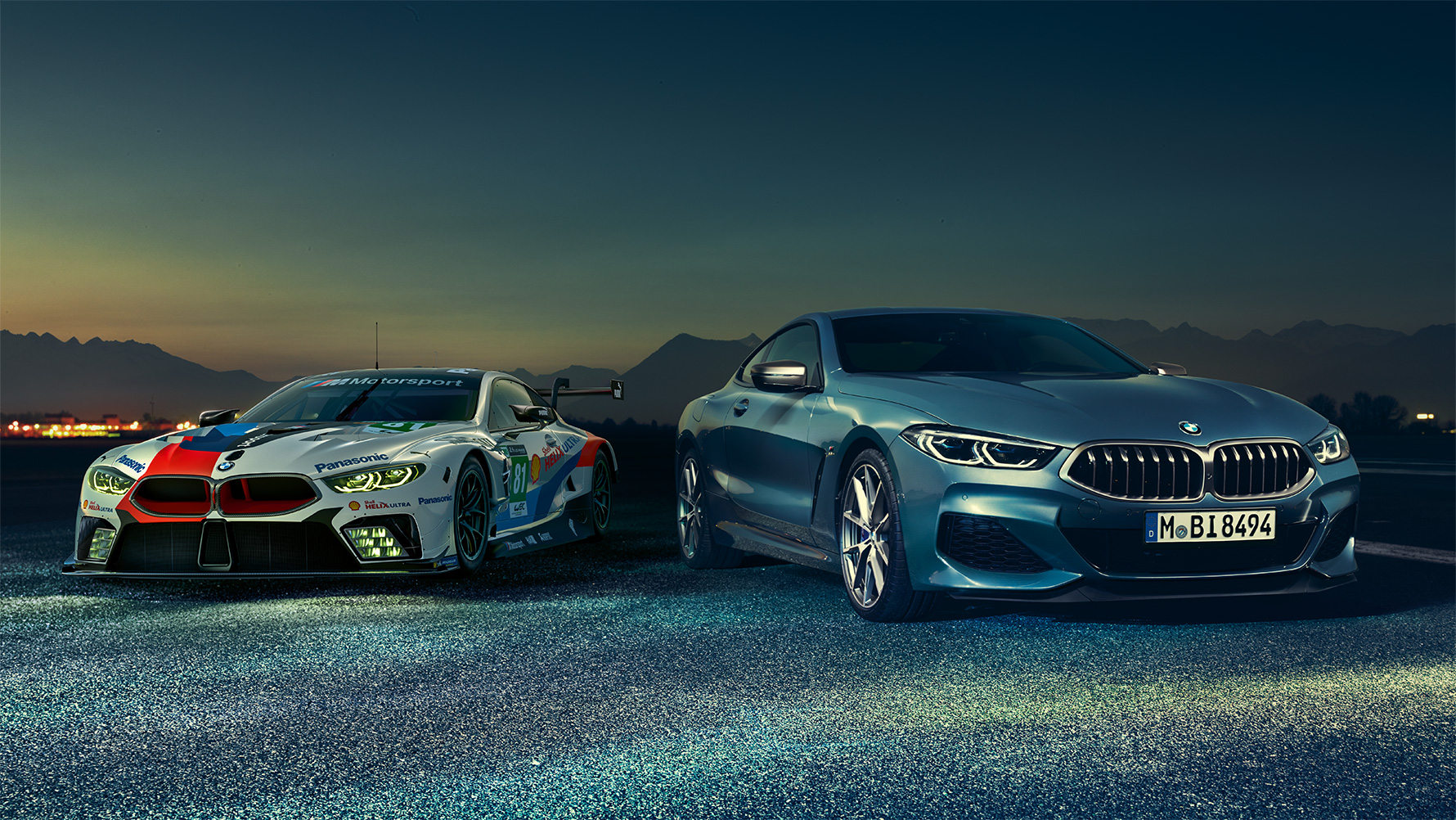 Замрзнат кадар од BMW Серија 8 Coupé и M8 GTE Замрзнат кадар на BMW Серија 8 Coupé и M8 GTE во урбана средина ноќе.
