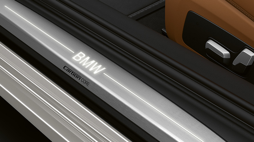 Крупен кадар на прагот на вратата на  BMW Серија 8 Coupé со BMW лого.