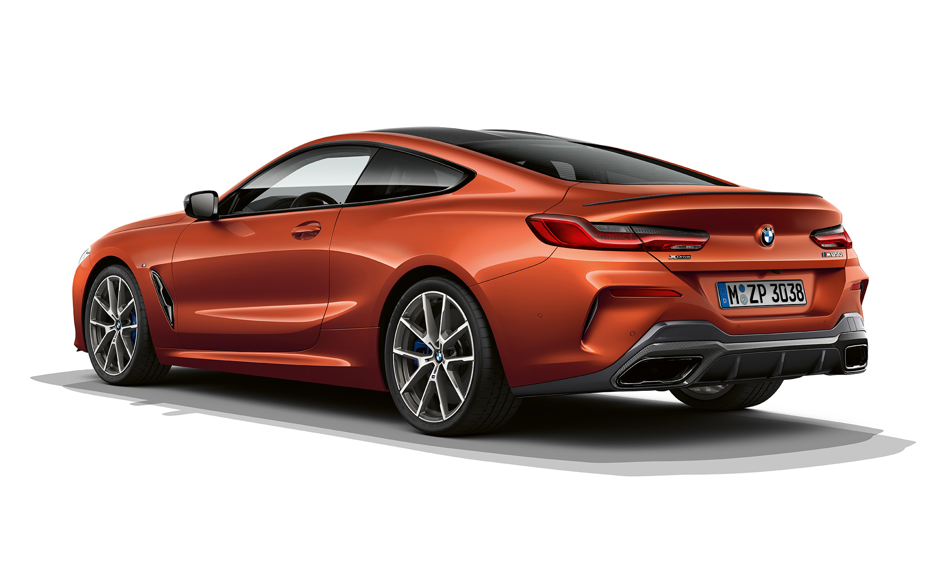 BMW Серија 8 Coupé, Sunset Orange металик Замрзнат кадар на BMW Серија 8 Coupé во Sunset Orange металик боја наспроти бела заднина