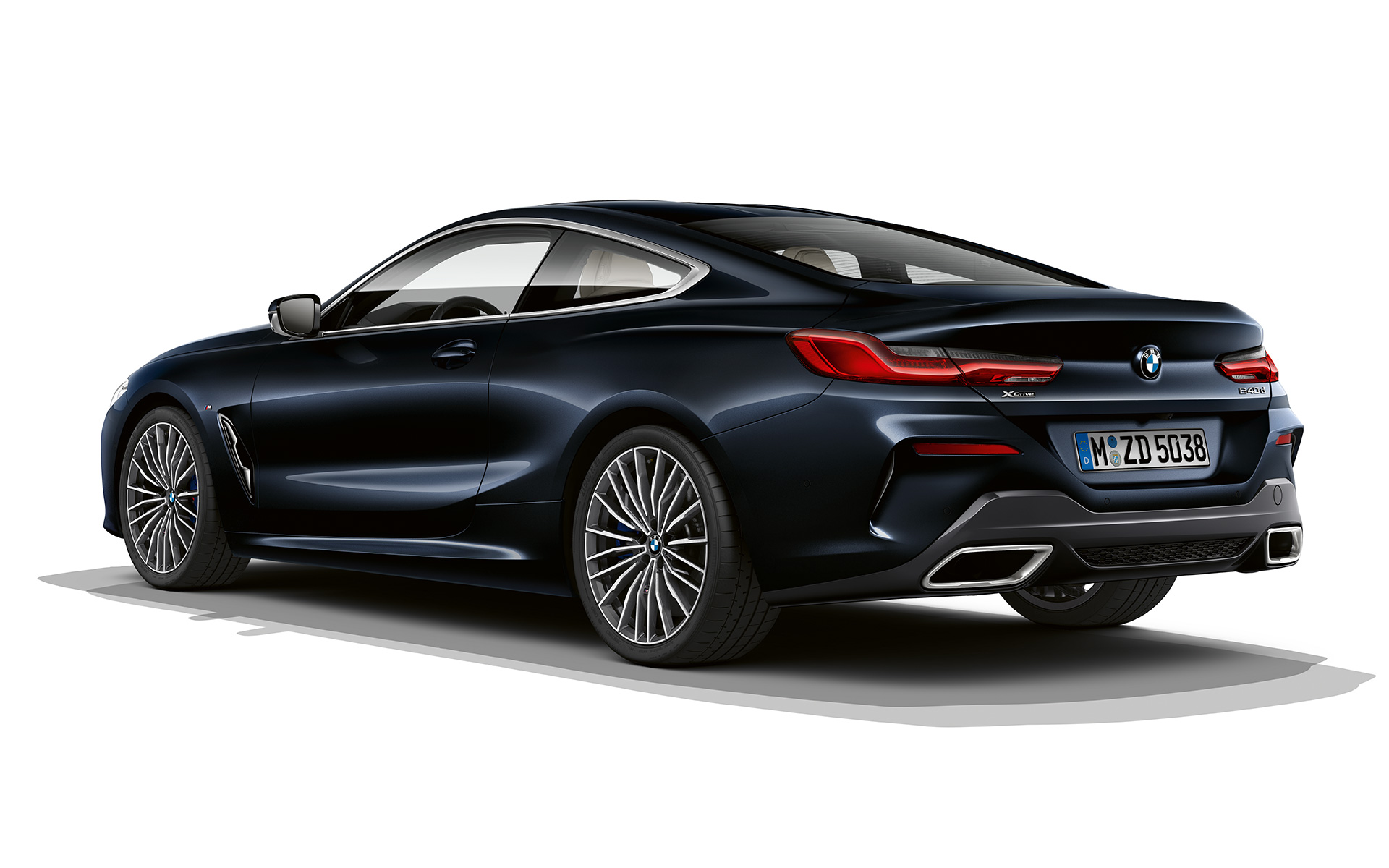 BMW Серија 8 Coupé, карбон црна металик боја Замрзнат кадар на BMW Серија 8 Coupé во карбон црна металик боја наспроти црна заднина