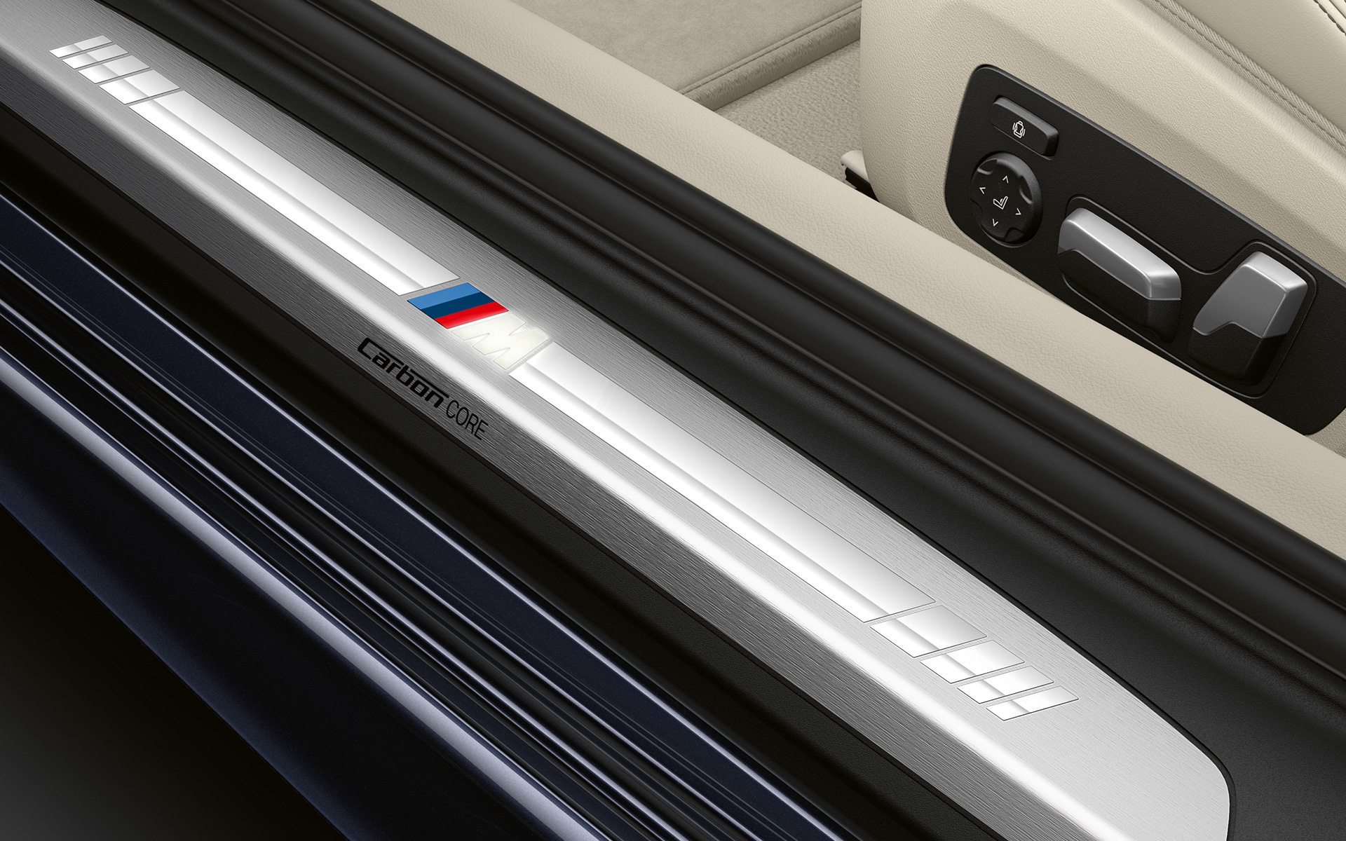 BMW Серија 8 Coupé, праг со М лого Крупен кадар на прагот на вратата на BMW Серија 8 Coupé со М лого