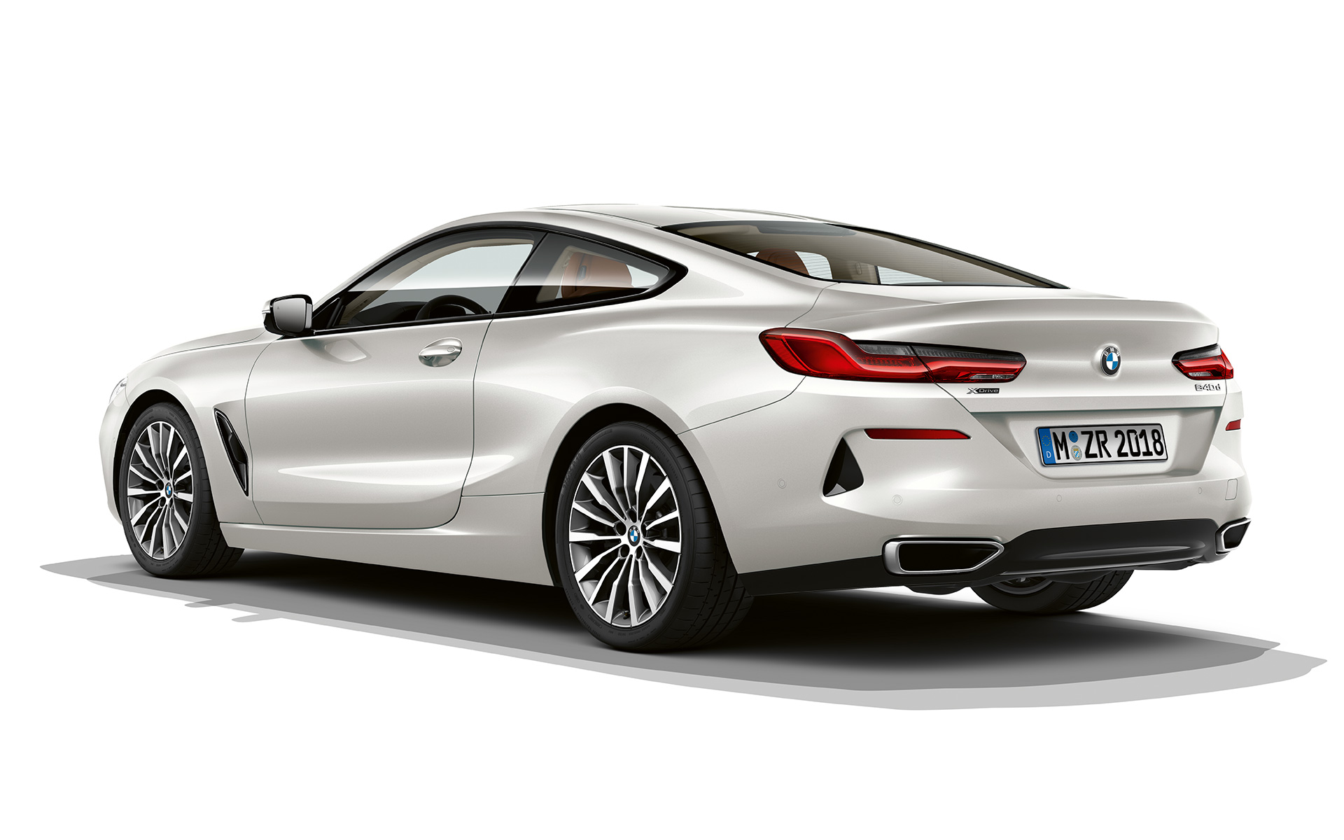 BMW Серија 8 Coupé, Mineral White металик Замрзнат кадар на BMW Серија 8 Coupé во Mineral White металик наспроти бела заднина