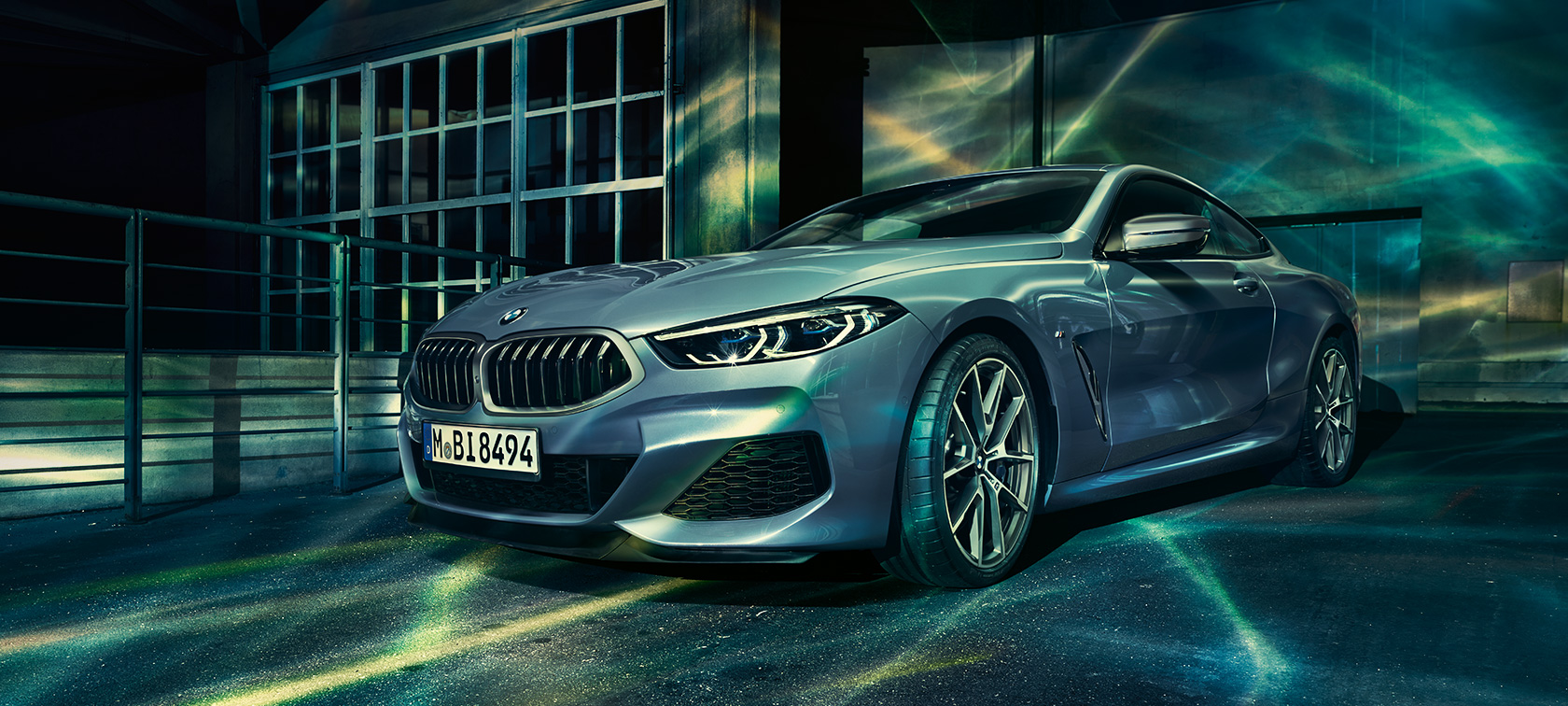 BMW серија 8, тричетвртински преден Тричетвртински преден замрзнат кадар на BMW Серија 8 Coupé во урбана средина.