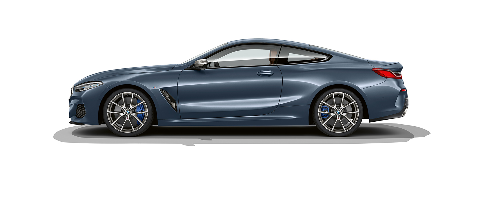 Замрзнат кадар на BMW Серија 8 Coupé Замрзнат кадар на BMW Серија 8 Coupé странично наспроти бела заднина.