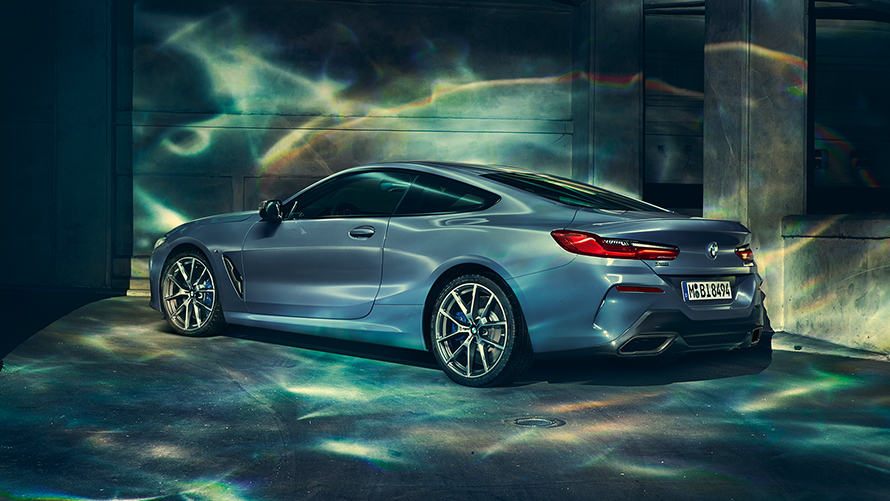 Кадар од лево  на  BMW Серија 8 Coupé во урбана средина.