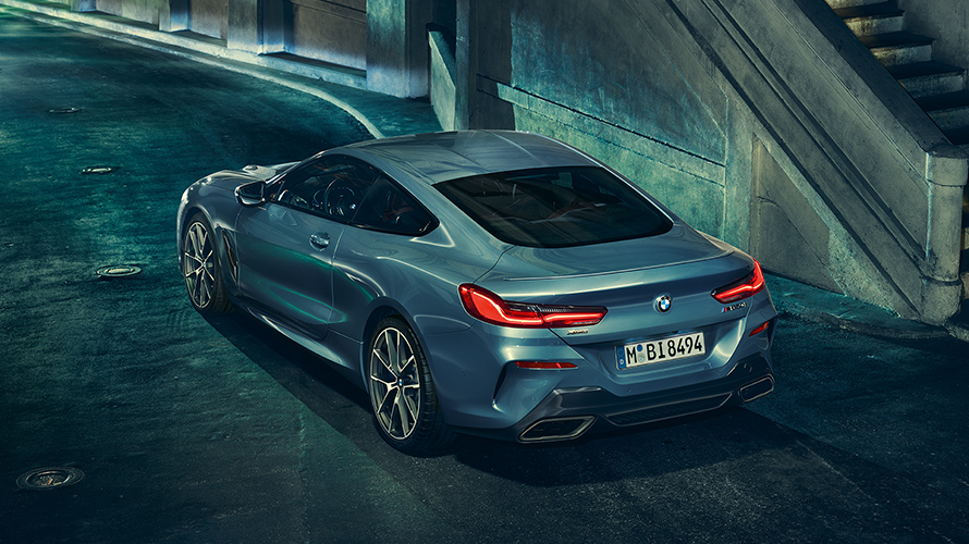 Тричетвртински заден лев кадар на  BMW Серија 8 Coupé во урбана средина.